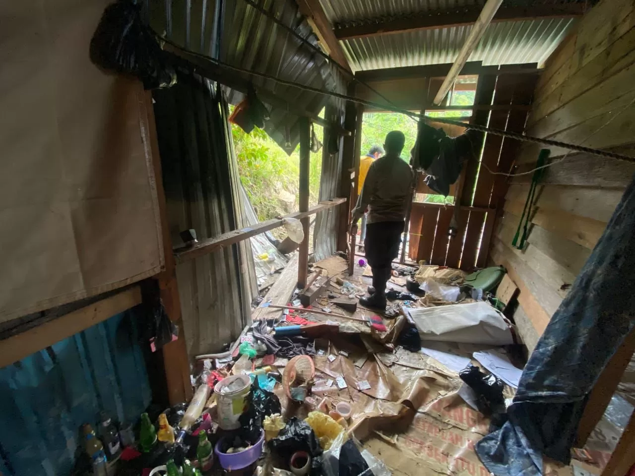 Lokasi korban merakit Bom Ikan menggunakan Mortir Peninggalan Perang Dunia II, di Kelurahan Waimhorock, Distrik Abepura, Kota Jayapura, Minggu(27/4/2025) (CEPOSONLINE.COM/Humas Polresta Jayapura Kota)