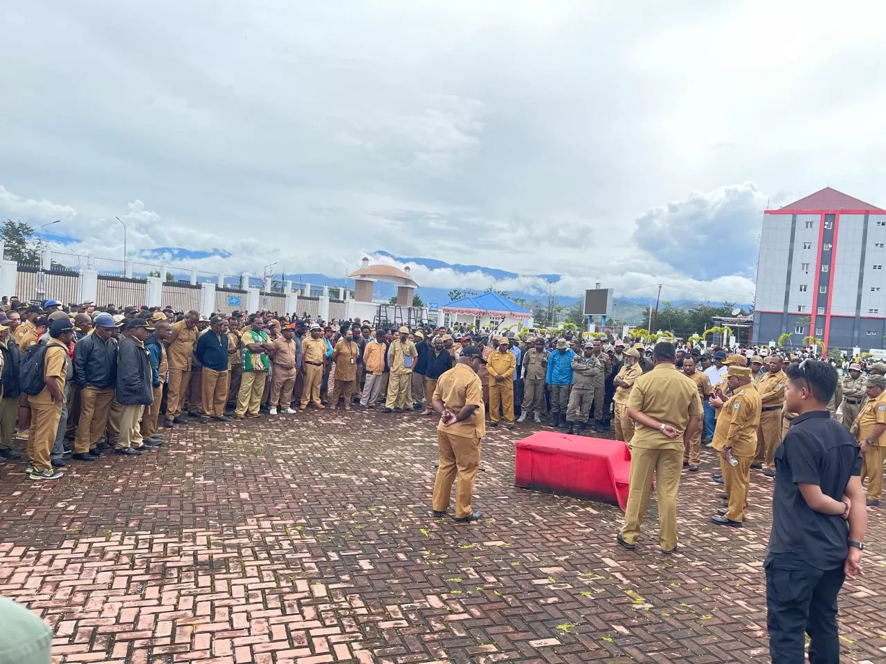 ASN Pemkab Jayawijaya saat melakukan pertemuan dengan Wakil Bupati Jayawijaya Ronny Elopere, dan Sekda Jayawijaya Thony M Mayor, di lapangan apel Kantor Bupati Jayawijaya (Ceposonljne.com/Deny Tonjau)