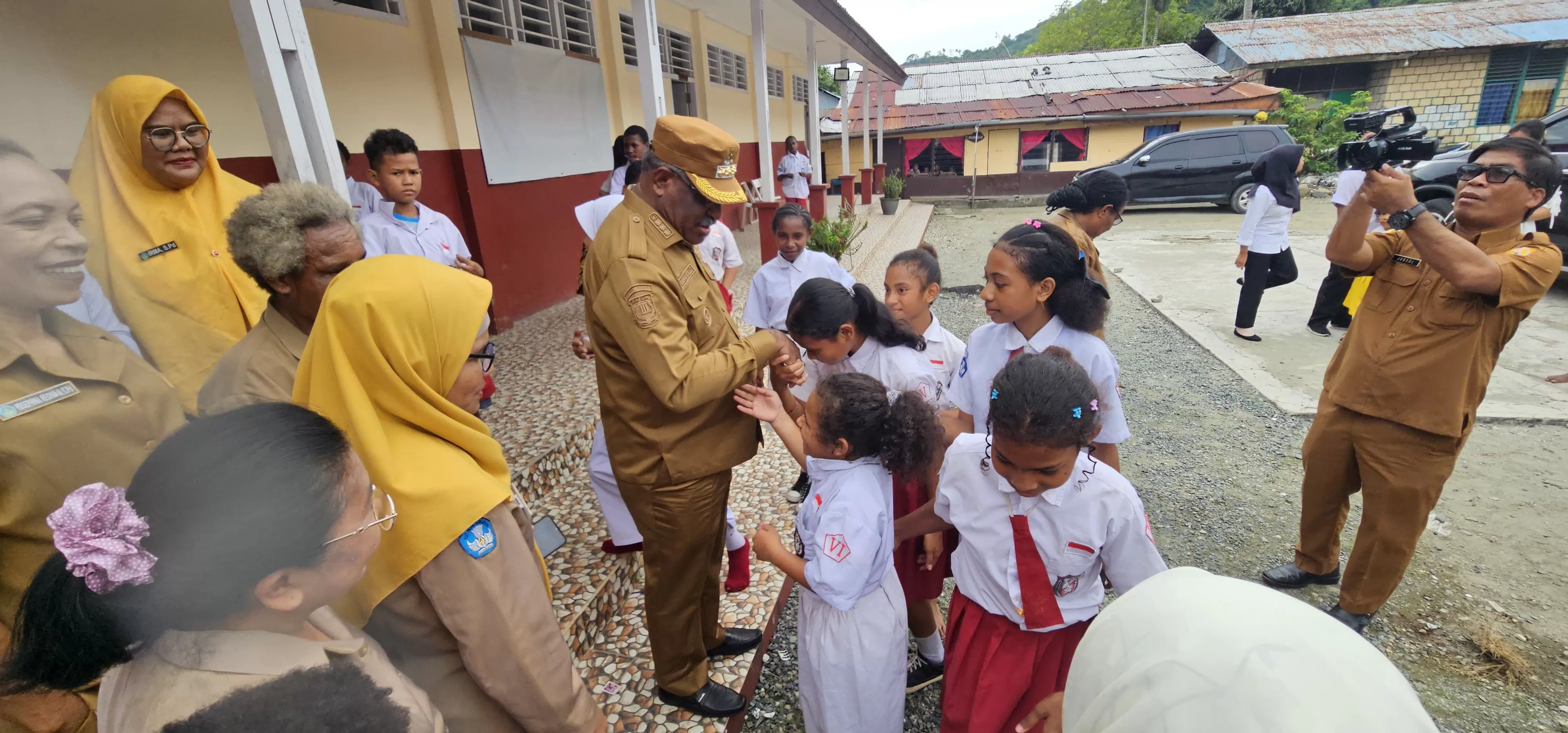 Wali Kota Jayapura, Abisai Rollo saat bersalaman dengan para siswa dan guru di SD Negeri Abepantai, Senin (28/4/2025). (Ceposonline.com/Hans Palen)