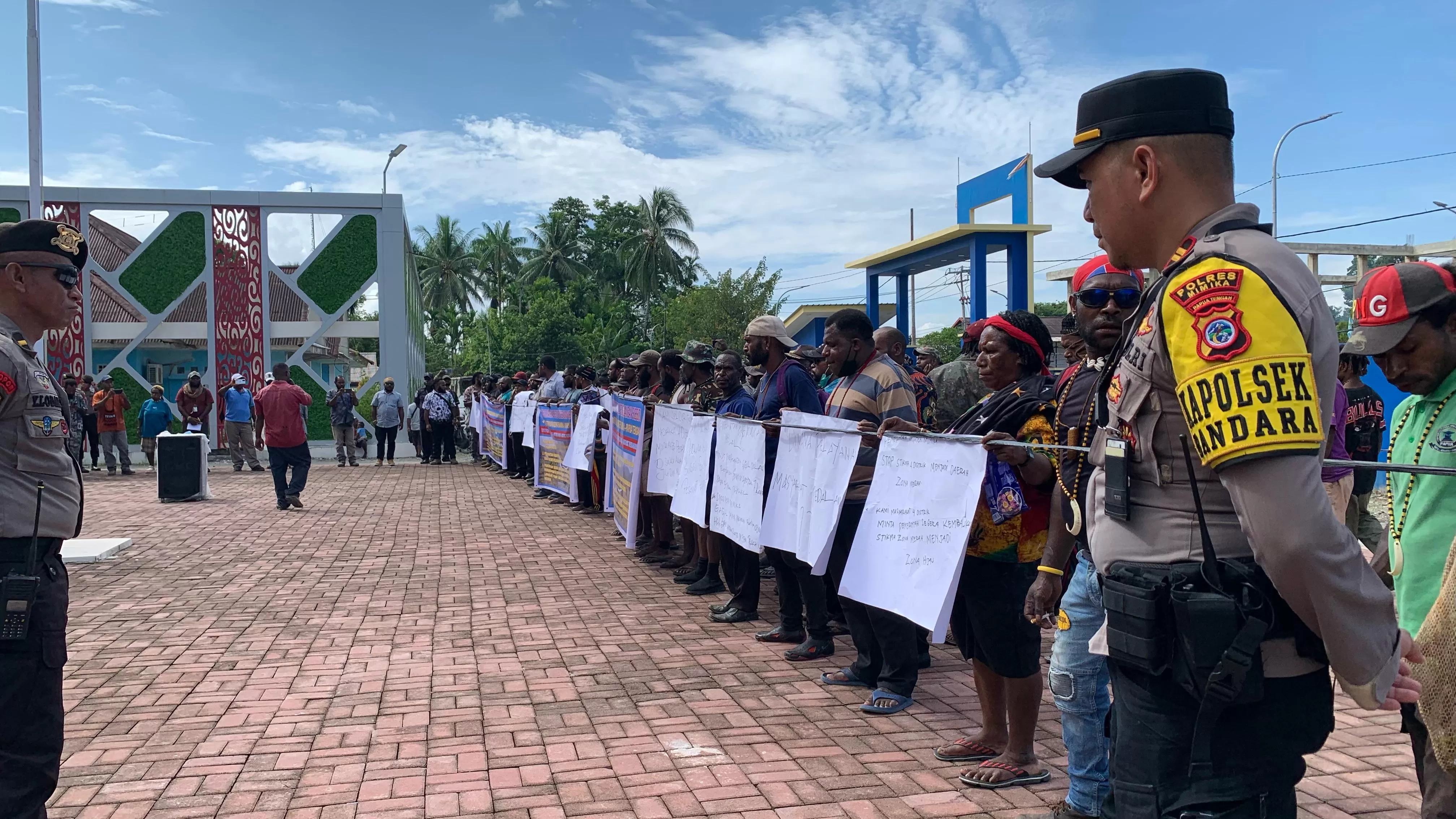 Massa aksi melakukan unjuk rasa di halaman kantor Dinas Perhubungan Kabupaten Mimika, Selasa (29/4/2025), (Cenderawasih Pos/Moh. Wahyu Welerubun).