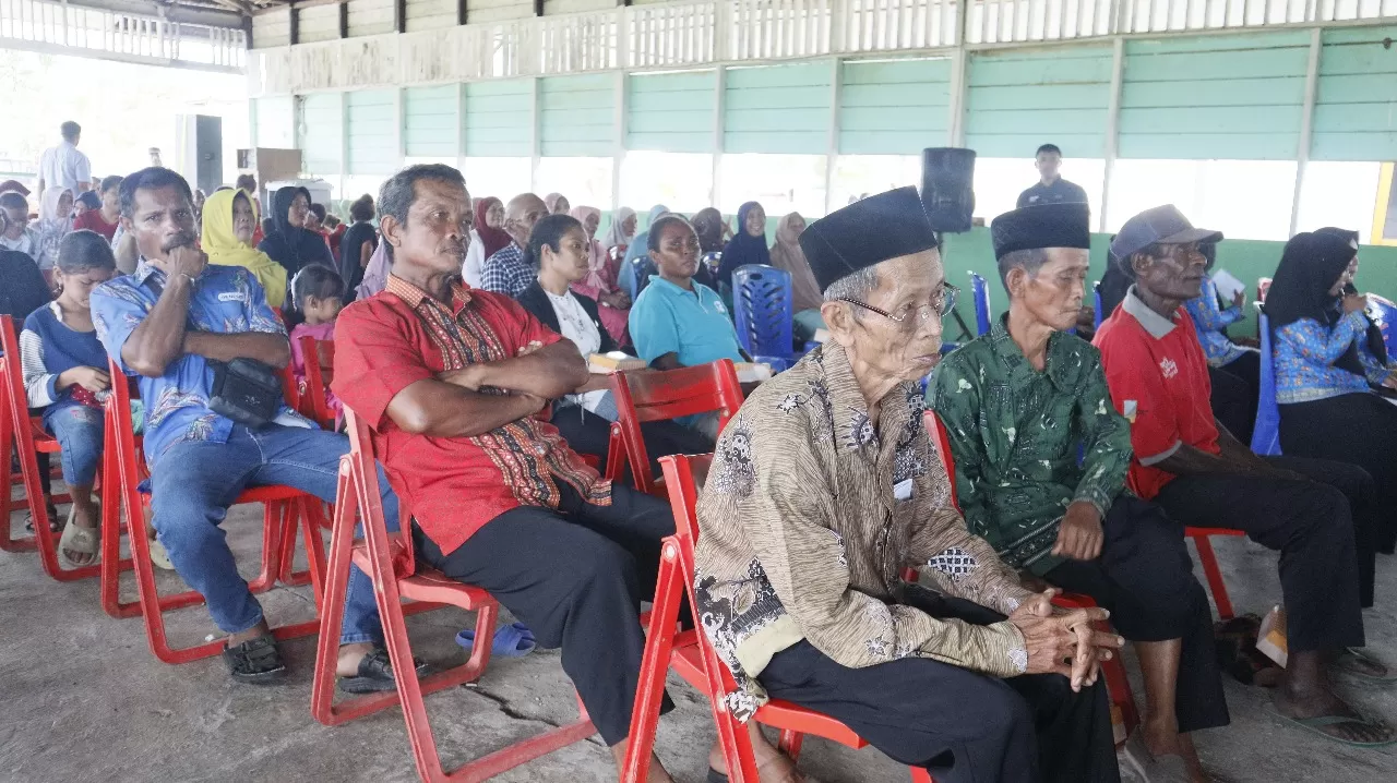 Ahmad Yusro (kanan) saat menghadiri perayaan HUT ke 28 Kampung Tamarsari, Distrik Bonggo Timur Rabu (23/4) pekan lalu.(PASKALINO/CEPOSONLINE.COM)