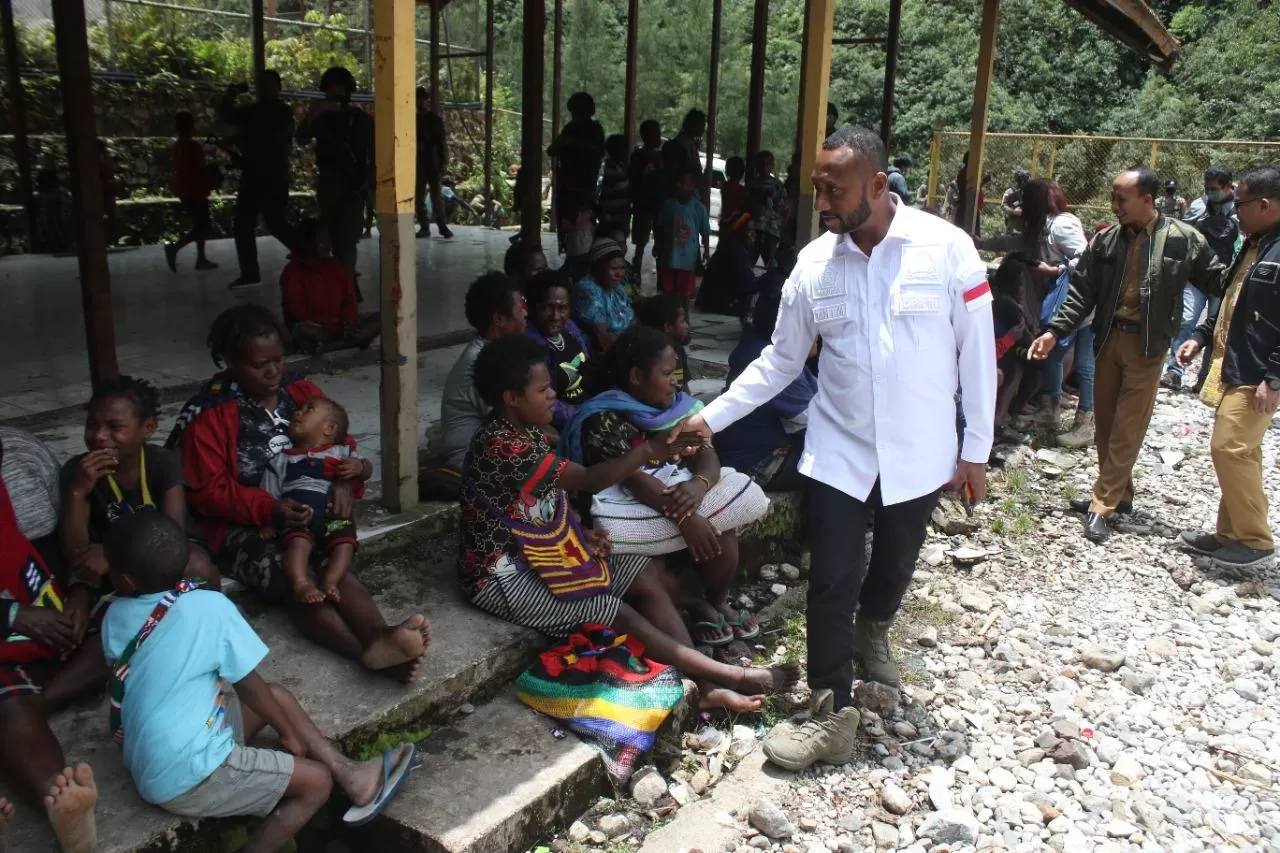 Anggota DPR RI Dapil Papua Yan Mandenas saat bertemu sapa dengan masyarakat. (Dok pribadi)