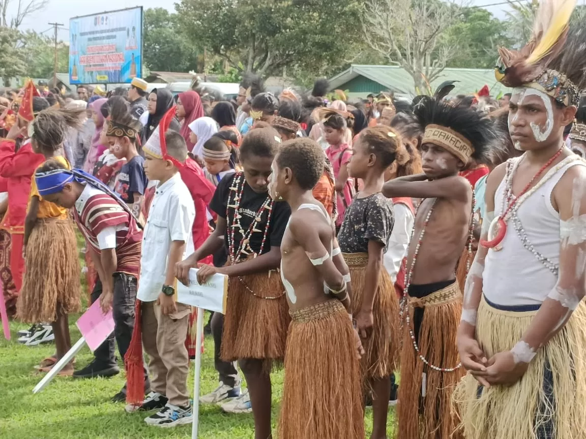 Para pelajar dari SD, SMP dan SMA-SMK saat mengikuti upacara Hardiknas di Lapangan Makodim 1707/Merauke dengan&nbsp; menggunakan pakaiaan adat daerah masing-masing, Jumat (2/5/2025) . (Ceposonline.com/Sulo