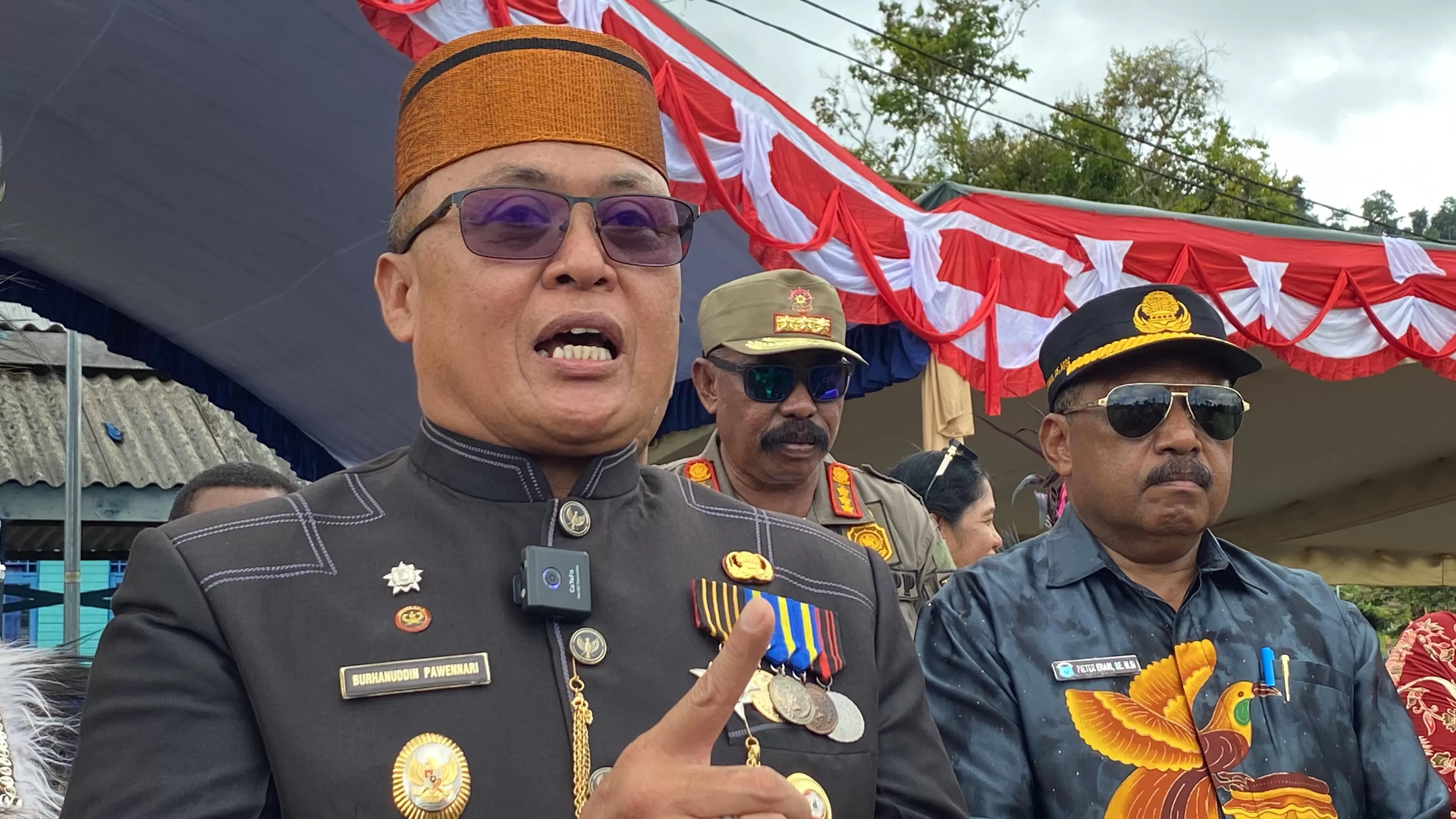 Wakil Bupati Nabire, Burhanuddin Pawennari didampingi Sekda Nabire saat diwawancarai. (CEPOSONLINE.COM/THERESIA F. TEKEGE)