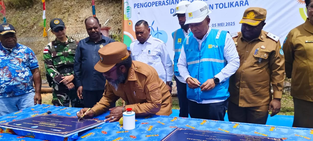 Bupati Tolikara Willem Wandik, S.Sos meresmikan operasional listrik PLN 24 jam bagi masyarakat Kota Karubaga dan sekitarnya, Senin (5/5/2025). (Ceposonline.com/Diskominfo Tolikara)