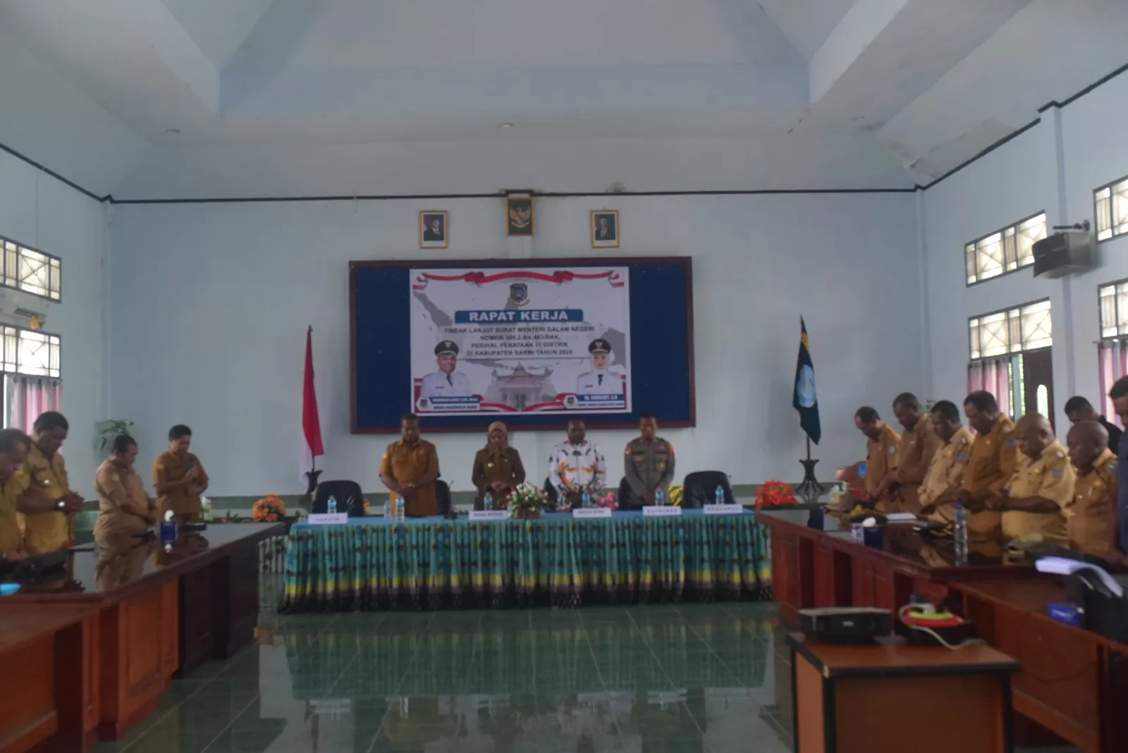 Rapat kerja Pemda Sarmi terkait penataan 11 distrik, Senin (5/5). MBOIK/Ceposonline.com