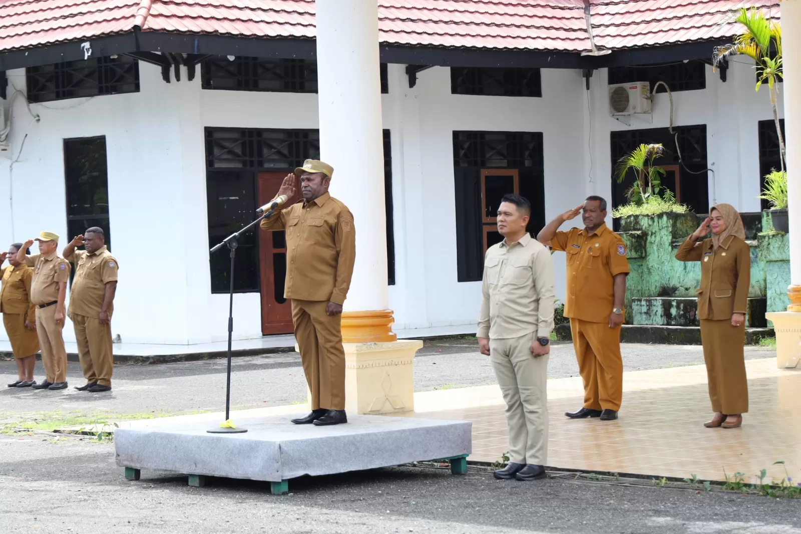 Bupati Sarmi, Dominggus Catue didampingi wakil bupati dan Pj Sekda Sarmi saat memimpin apel pagi dilapangan apel Pemkab Sarmi, Senin (5/5). foto: MBOIK/Ceposonline.com