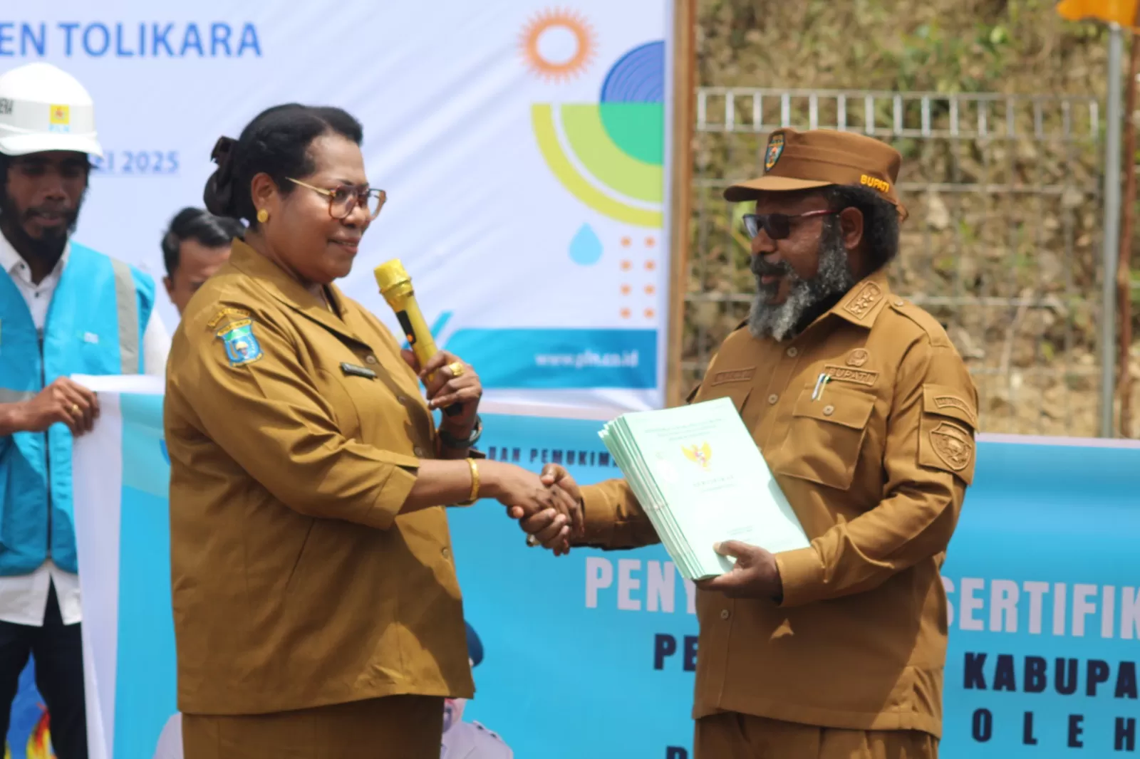 Kepala Dinas Perumahan dan Pemukiman Tolikara Elsabeth Y. Flassi serahkan 17 sertifikat tanah asset Pemkab Tolikara kepada Bupati Willem Wandik, Senin (5/5/2025). (Ceposonline.com/Diskominfo Tolikara)