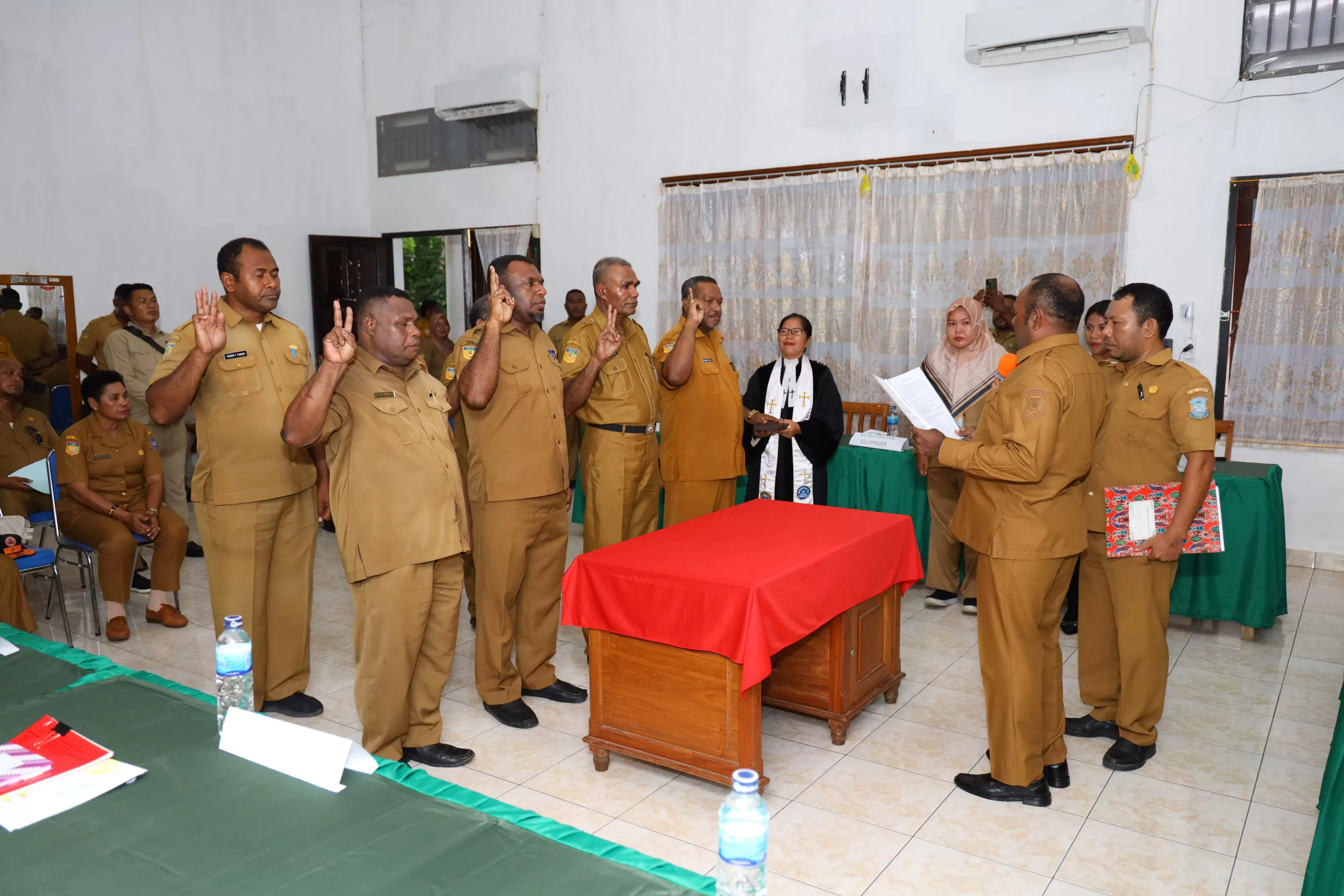 Bupati Sarmi Dominggus Catue, S.K.M. M.Kes saat mengukuhkan Majelis Pertimbangan Tuntutan Ganti Kerugian Daerah yang berlangsung di Kantor Inspektorat Kabupaten Sarmi, Senin (5/5)  PEMKAB SARMI