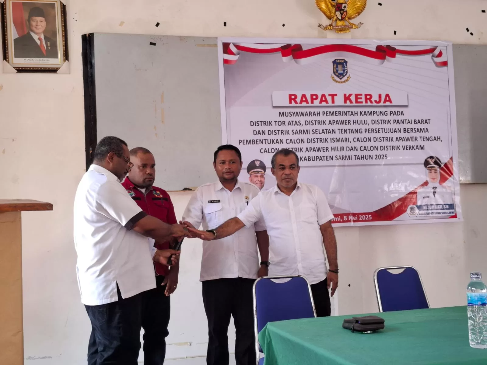 Pj Sekda Sarmi, Eduward Dimomonmau, bersama beberapa pejabat secara resmi membuka rapat penataan enam distrik baru, Rabu (7/5). ROBERT MBOIK/Ceposonline.com