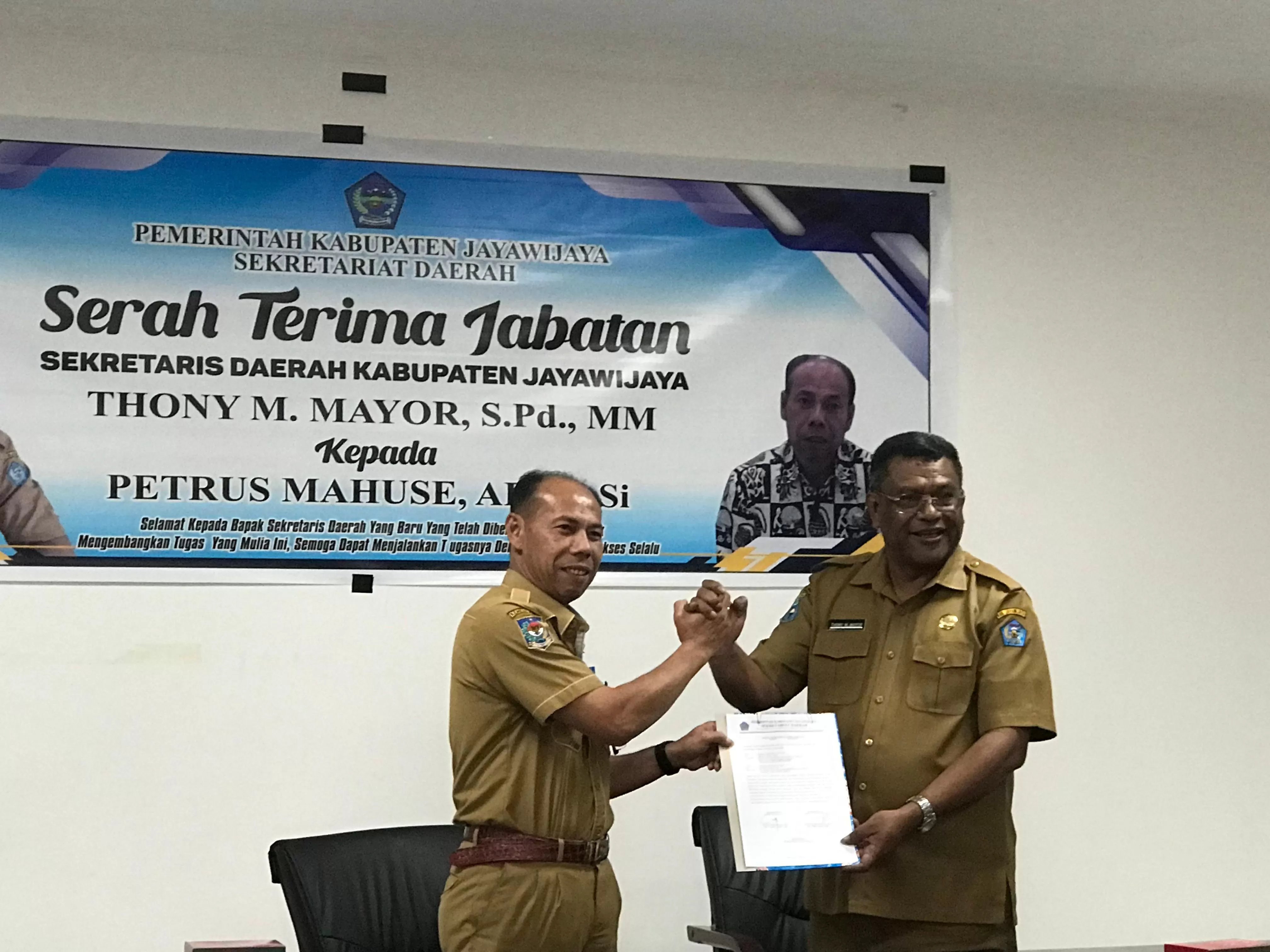 Serah terima jabatan Sekda Kabupaten Jayawijaya dari pejabat lama Thony M Mayor kepada pejabat baru Petrus Mahuse di ruang rapat sekda kantor bupati Jayawijaya Rabu (7/5/2025). DENNY /Ceposonline.com