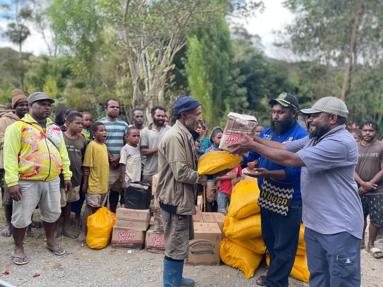Ketua Ketua Fraksi Baliem Charles Hubi dan Ketua Fraksi Garuda Marthinus Itlay saat menyerahkan bantuan pada korban banjir di Kampung Menagaima, Distrik Maima, Rabu (7/5/2025) DENNY/ceposonline.com