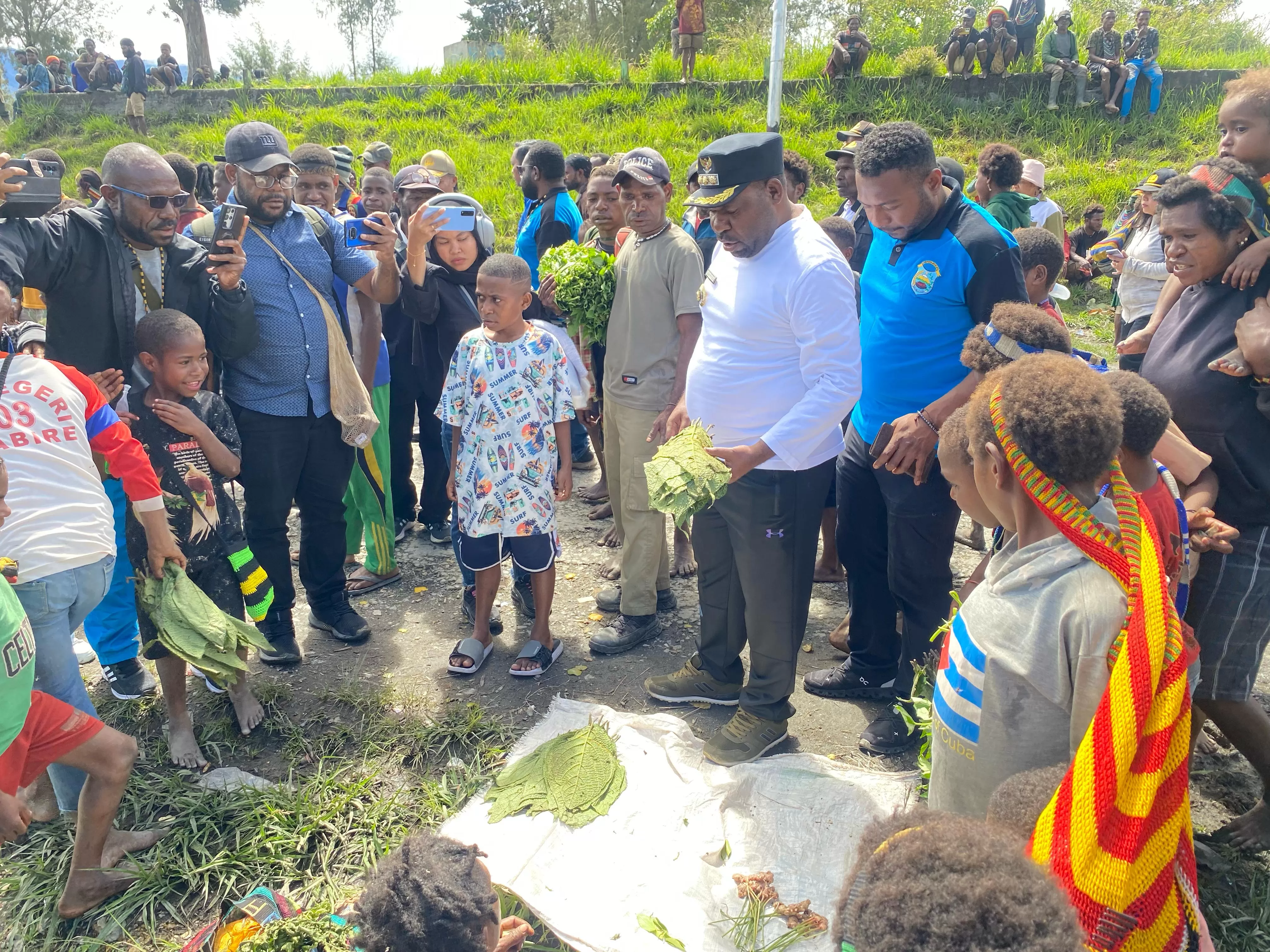 Bupati Kabupaten Intan Jaya, Aner Maisini didampingi Wakil Bupati, para ASN dan gabungan TNI POLRI saat berbelanja di Pasar. (CEPOSONLINE.COM/THERESIA F. TEKEGE)