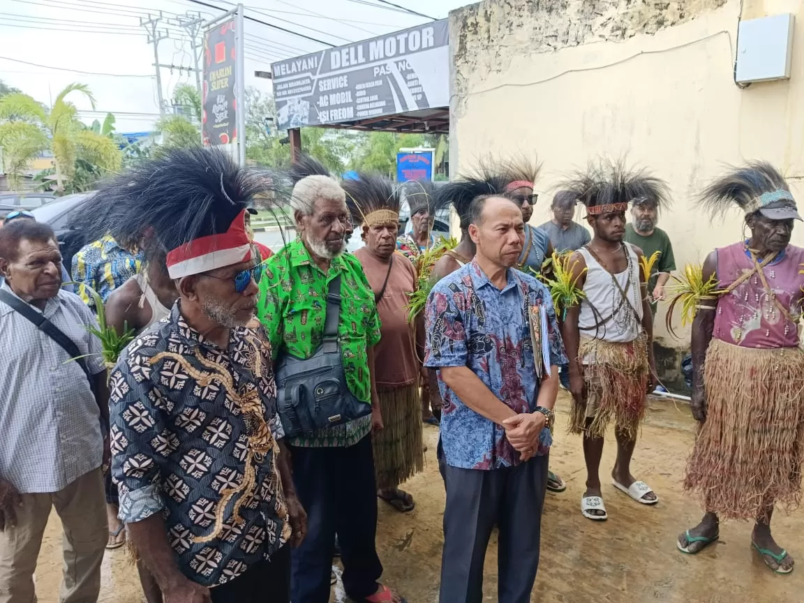 Petrus Mahuze saat tiba di Kantor BKPSDM Papua Selatan untuk mendaftar sebagai calon Sekda Papua Selatan, Jumat (9/5) . (Ceposonline.com/Sulo)&nbsp;&nbsp;&nbsp;  &nbsp;
