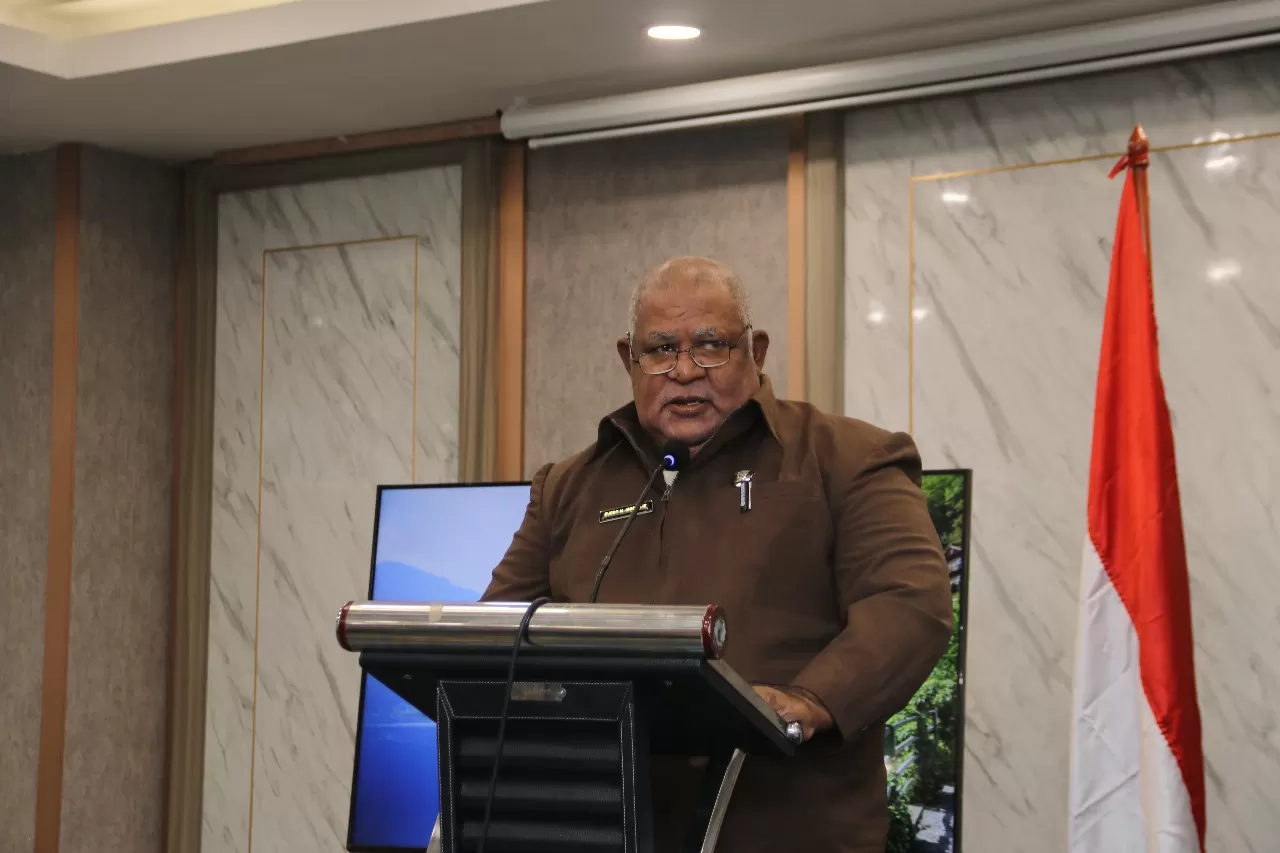 Plt. Sekda Kota Jayapura, Evert Merauje. (CEPOSONLINE.COM/HANS PALEN)