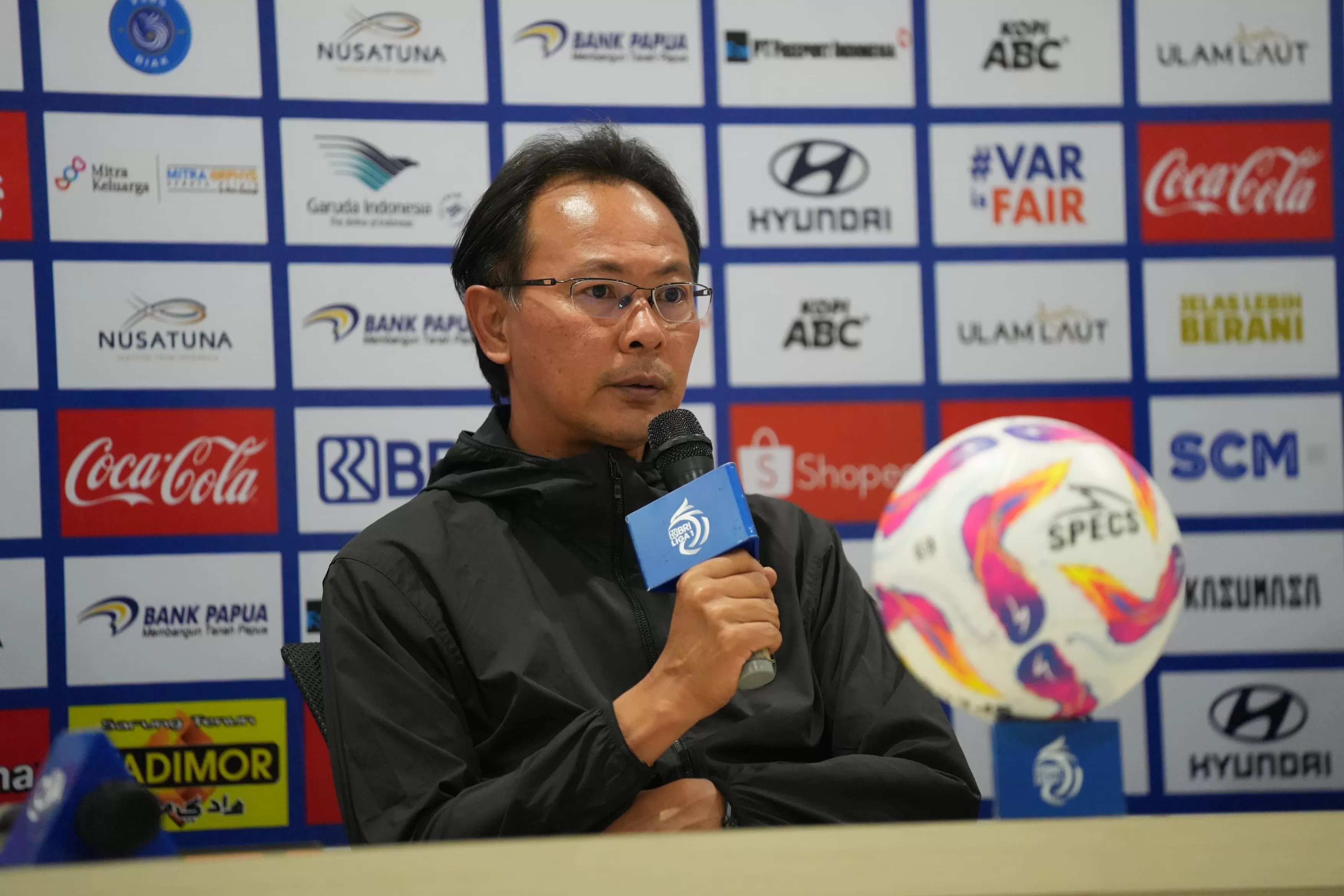 Pelatih Persis Solo, Ong Kim Swee, Press Conference&nbsp;di sela-sela&nbsp;official&nbsp;training di Stadion Lukas Enembe, Sentani Jayapura, Papua.&nbsp; (MO PSBS BIAK)