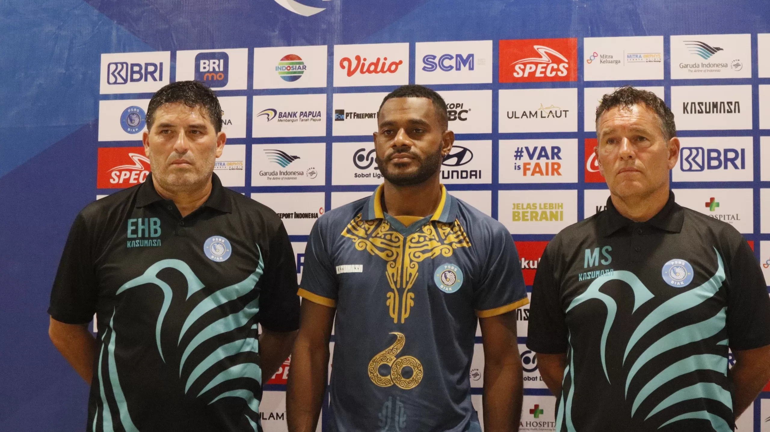 Press conference Pelatih PSBS Biak, Marcos Guilermo Samso dan defender Marckho Merauje. (CEPOSONLINE.COM/AMALIA EKA)