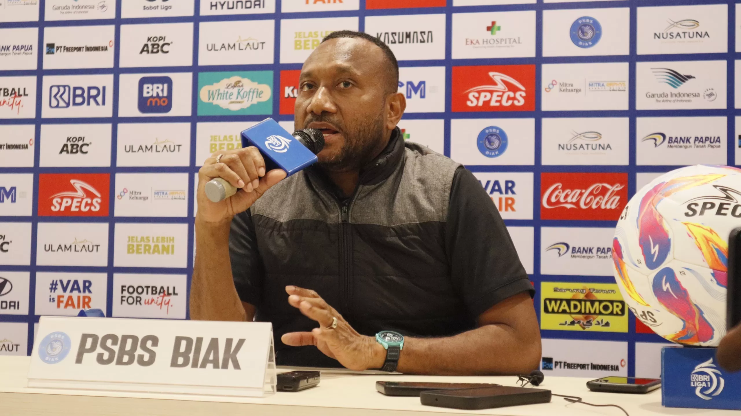 Presiden PSBS Biak, Yan Mandenas, dalam konferensi pers usai laga PSBS Biak vs Persis Solo di Stadion Lukas Enembe Sentani Jayapura pada Minggu 11 Mei 2025. (CEPOSONLINE.COM/PASKALINO)
