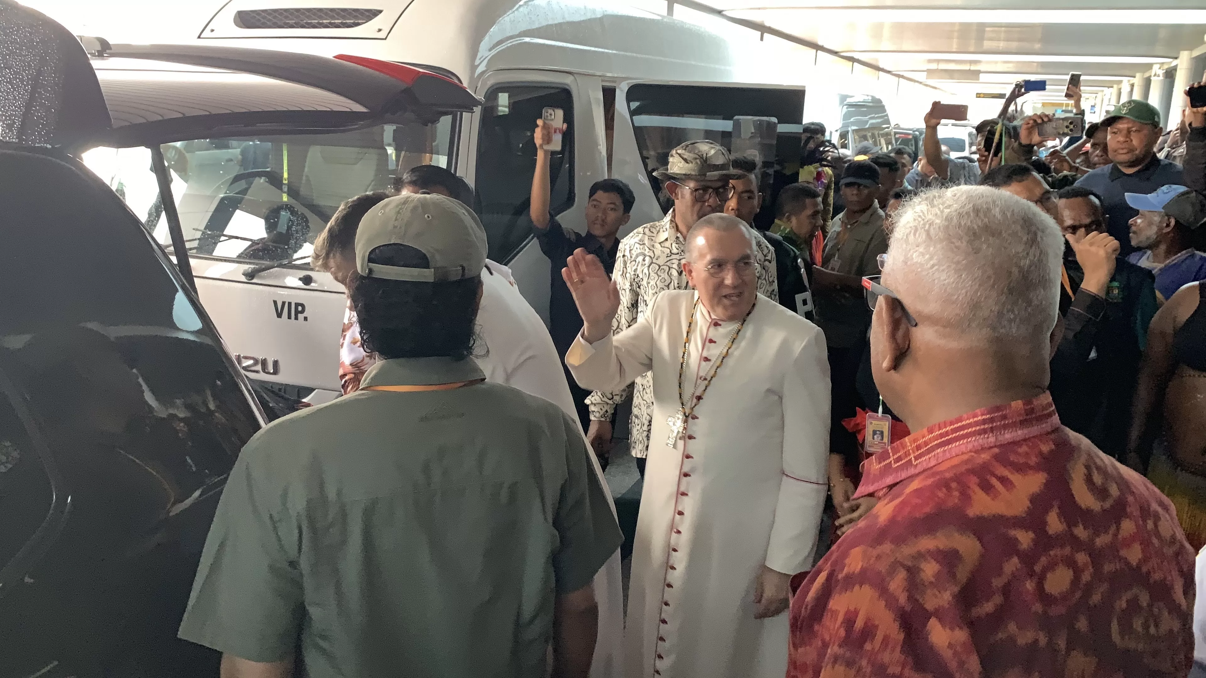 Duta Besar Takhta Suci Vatikan untuk Indonesia dan ASEAN, Mgr. Piero Pioppo, tiba di Bandara Mozes Kilangin, Timika, Papua Tengah, Selasa (13/5/2025). (Cenderawasih Pos/Moh. Wahyu Welerubun)