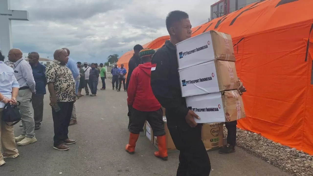 PT Freeport Indonesia (PTFI) menyerahkan 2,3 ton bantuan untuk warga terdampak bencana banjir dan longsor di Kabupaten Jayawijaya, Provinsi Papua Pegunungan. (Doc/PTFI)
