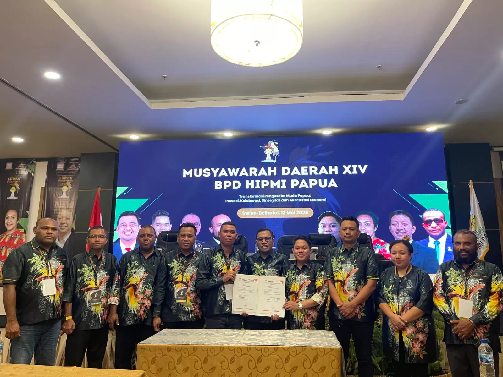 H. Supriadi Laling saat menerima surat keputusan usai terpilih secara aklamasi pada Musyawarah Daerah XIV BPD HIPMI Papua di Suny Hotel, Abepura, Senin (12/5).