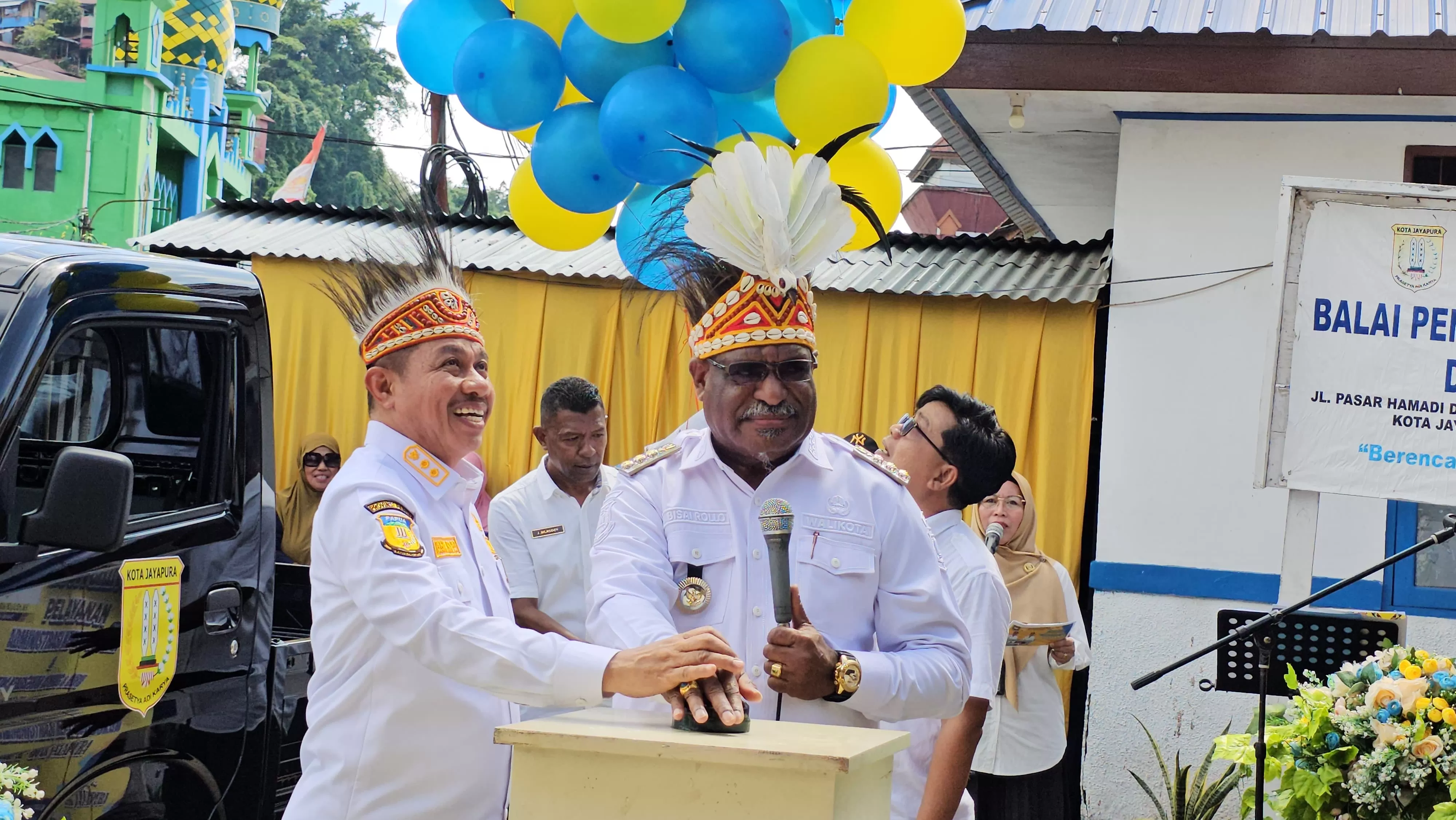 Wali Kota dan Wakil Wali Kota Jayapura, Abisai Rollo dan H.Rustan Saru saat menekan tombol pada Lounching Pelayanan Administrasi Kependudukan, Senin (14/5/2025). (CEPOSONLINE.COM/HANS PALEN)
