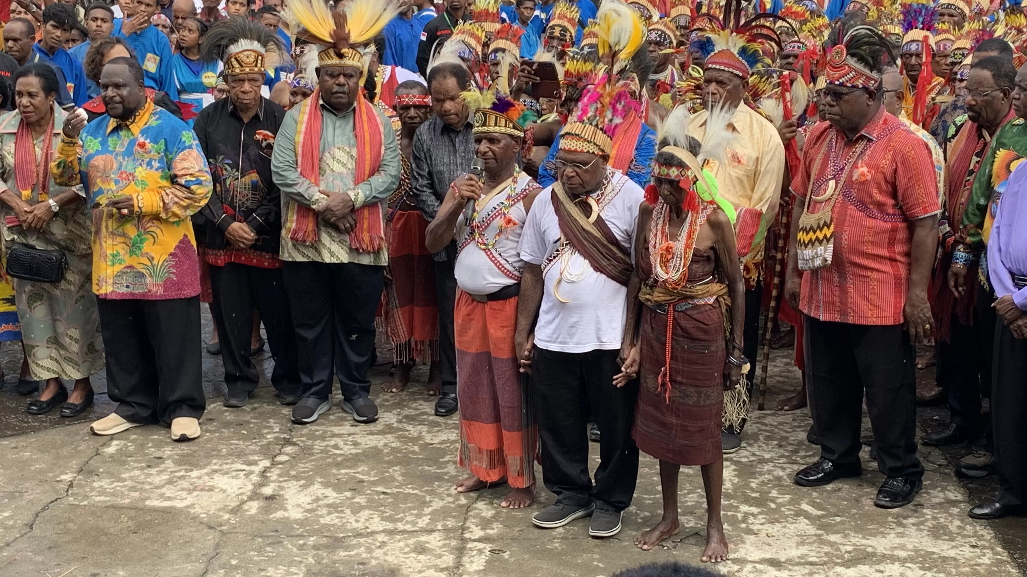 Mgr. Bernardus Bofitwos Baru, OSA saat diserahkan oleh Keluarga Besar Maybrat untuk ditahbiskan menjadi Uskup Keuskupan Timika, Rabu 14 Mei 2025, (Foto: Cenderawasih Pos/Moh. Wahyu Welerubun).