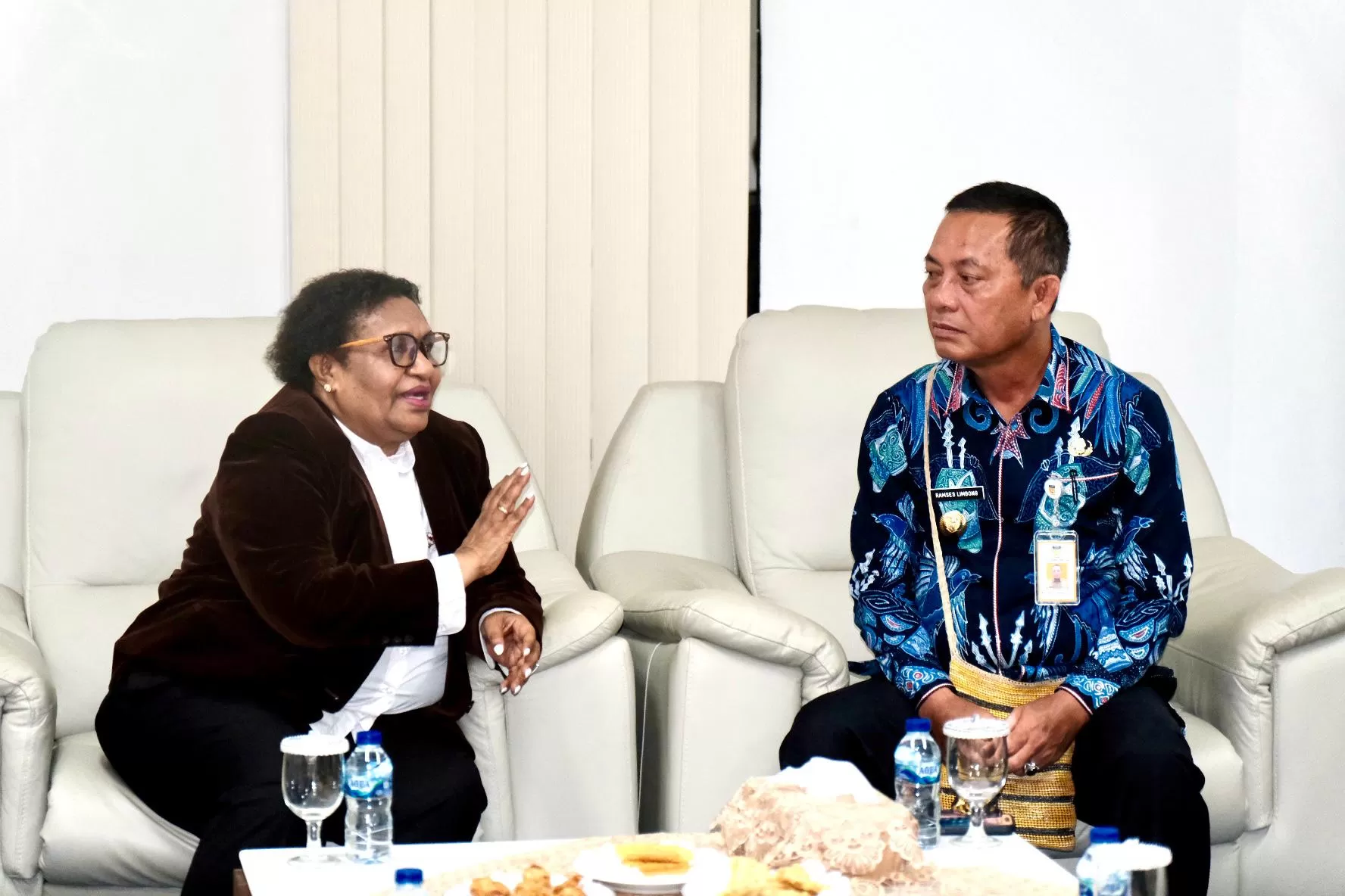 Wakil Menteri Dalam Negeri (Wamendagri) Ribka Haluk (kiri) berbincang bersama Pj Gubernur Papua Ramses Limbong (kanan). (HUMAS WAMENDAGRI)