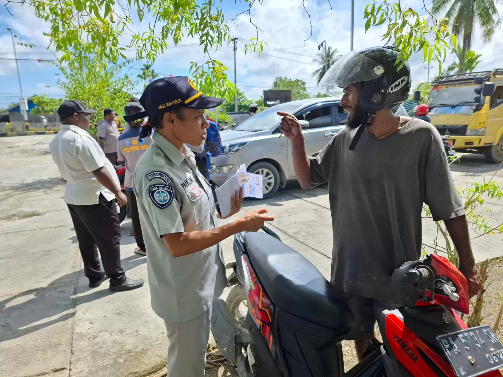 Seorang pegawai Samsat Sarmi saat memeriksa kelengkapan surat pajak kendaraan roda dua disamsat sarmi, Rabu (14/5).ROBERT MBOIK/ceposonline.com