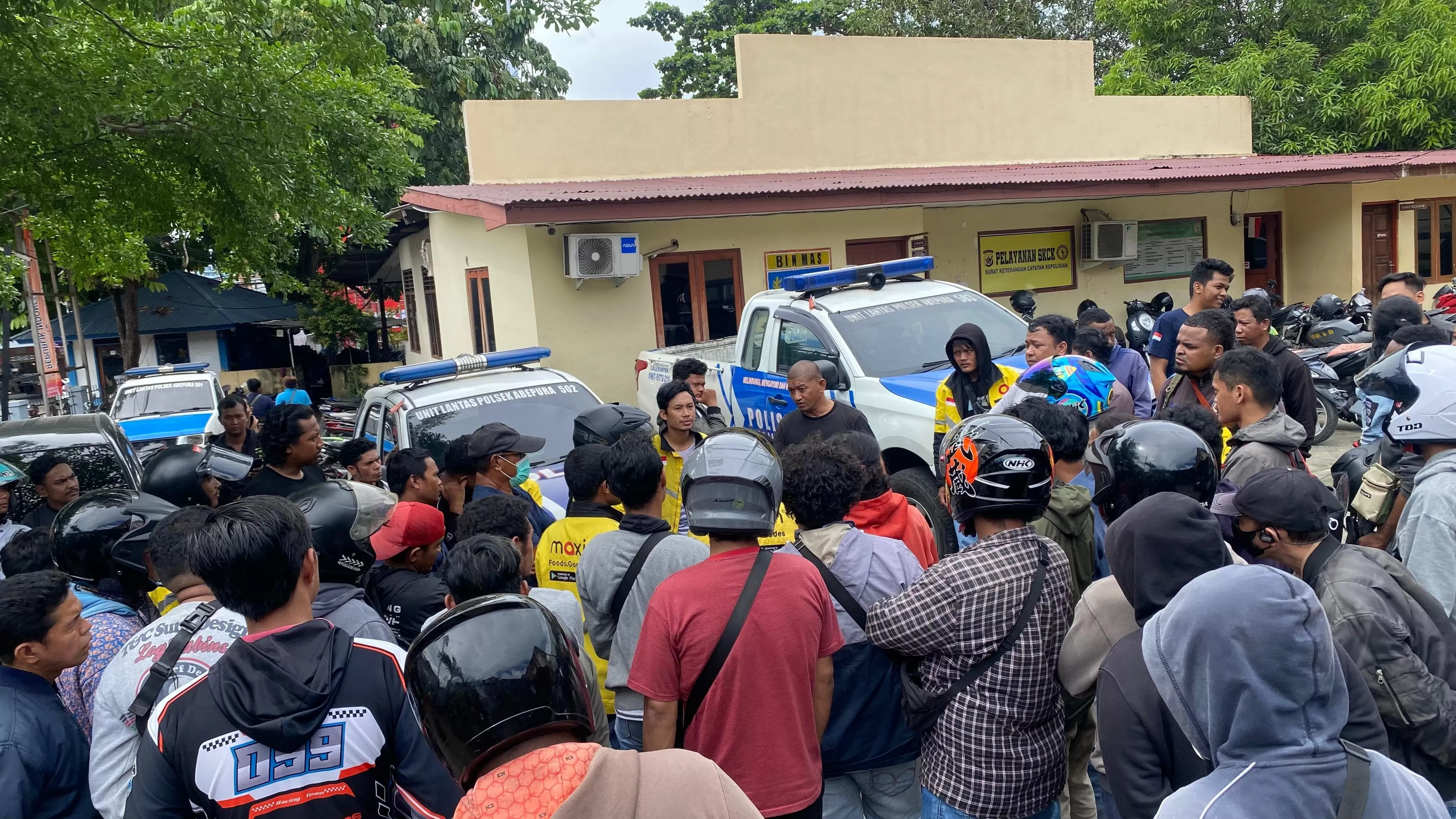 Ratusan ojol Maxim saat datangi Polsek Abepura Kamis (15/5/2025) untuk mediasi.(CEPOSONLINE.COM/JIMI)