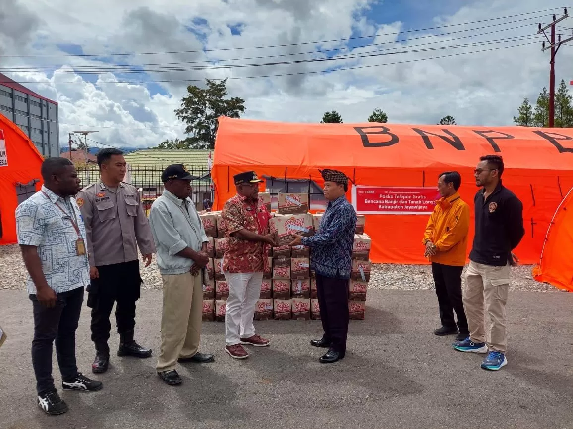 Ketua Posko Tanggap Darurat Pemkab Jayawijaya Ronny Elopere saat menerima bantuan 100 karton mie instan dari IKBB Kabupaten Jayawijaya, Kamis (15/5/2025).(DENI TONJAU/CEPOSONLINE.COM)