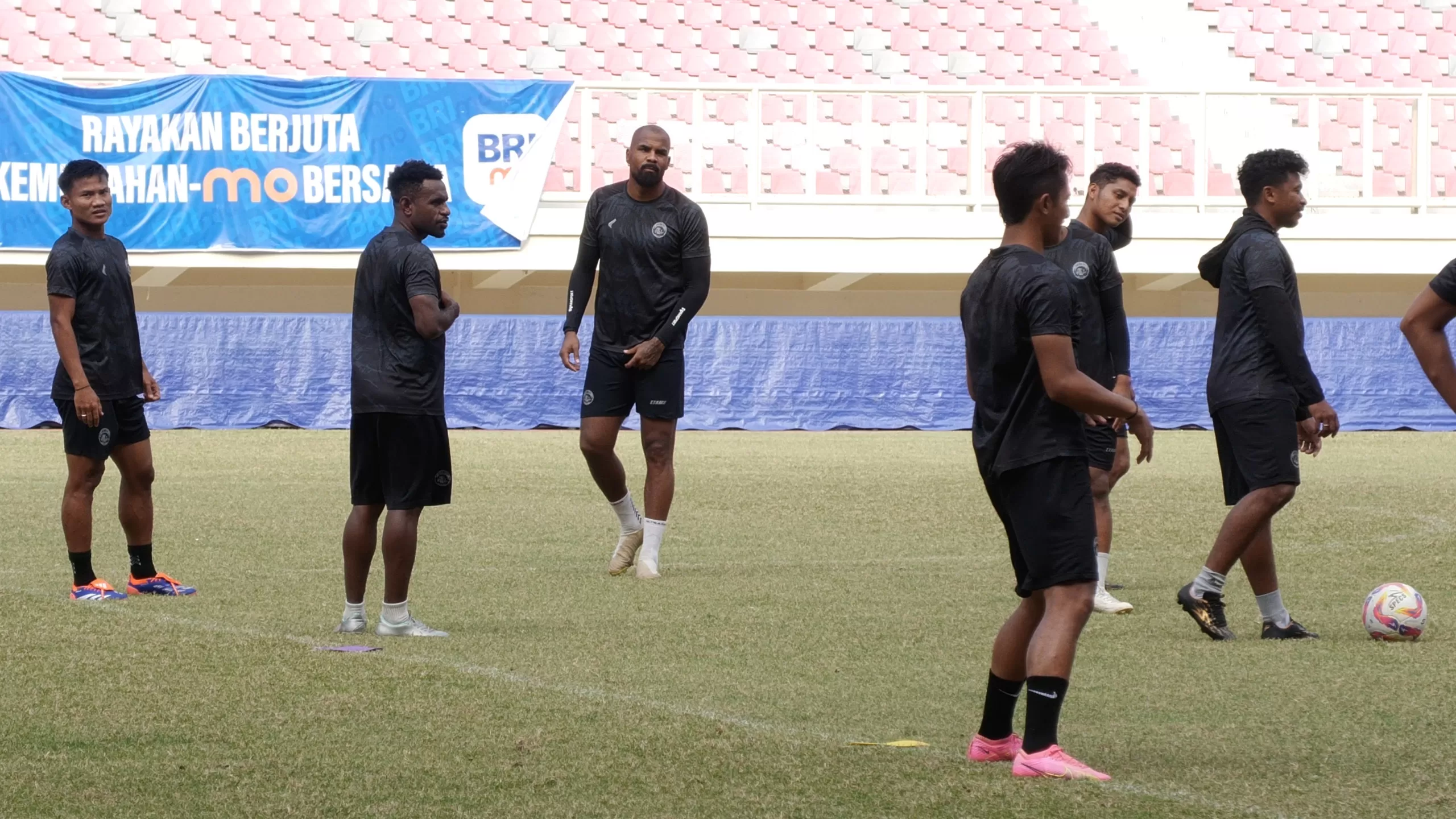 Skuat Arema FC saat menjalani latihan di Stadion Lukas Enembe Sentani Jayapura, Papua pada Sabtu, 17 Mei 2025. (CEPOSONLINE.COM/PASKALINO)