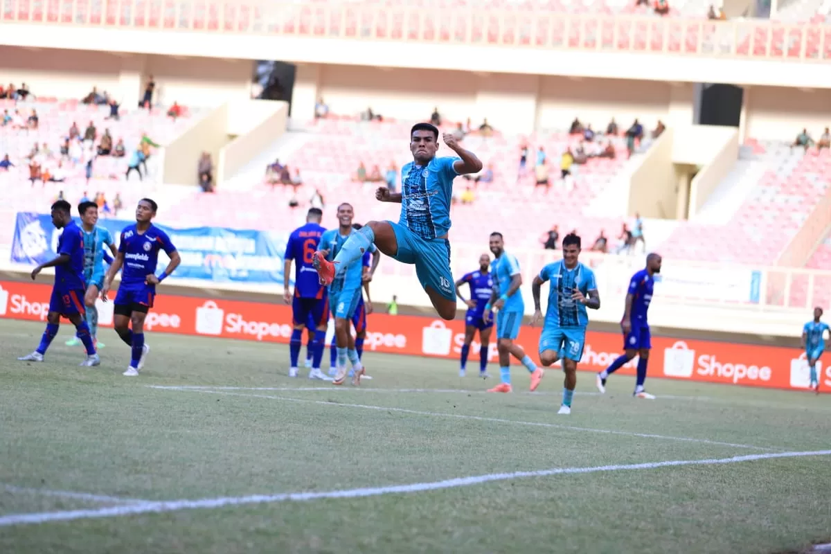 Selebrasi Alexsandro Perreira usai cetak gol buat PSBS Biak di babak pertama. (CENDERAWASIH POS/ERIANTO)