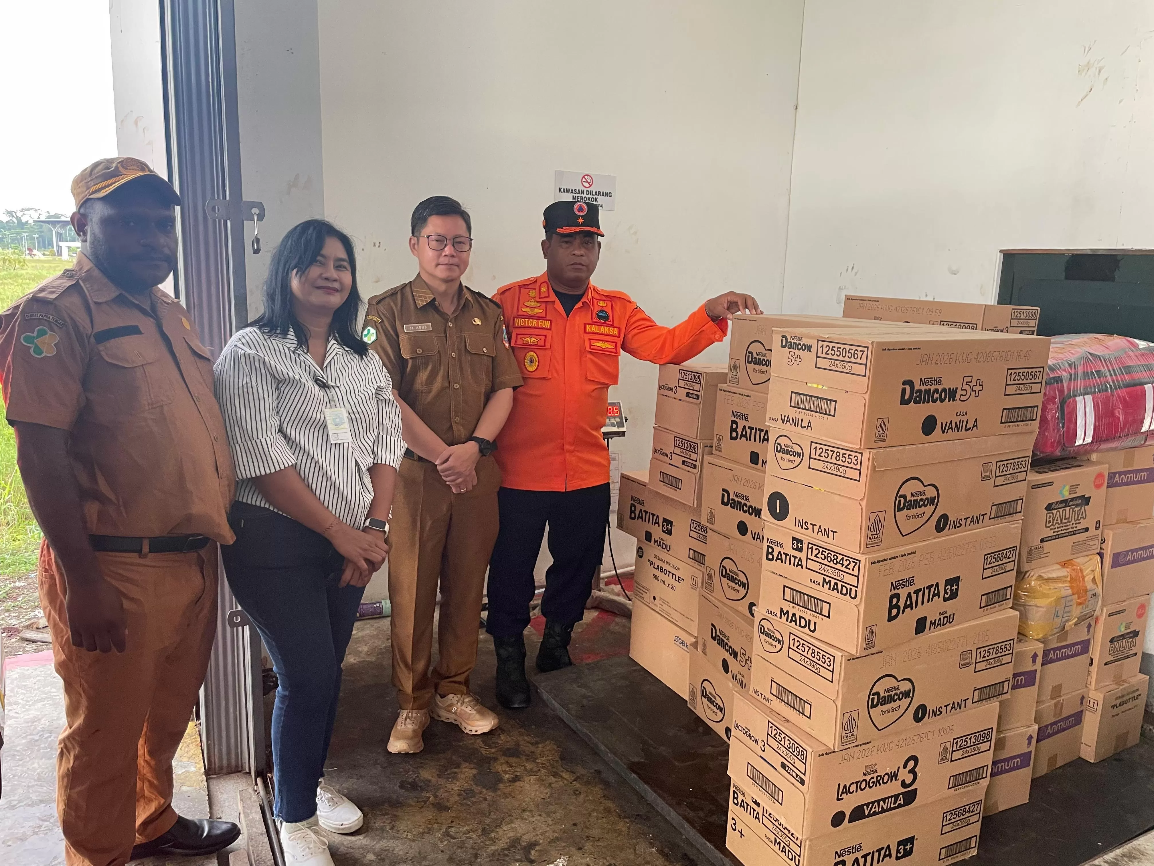 Suasana Pendistribusian Bama di lapangan Douw Aturure Nabire. (CEPOSONLINE.COM/HUMAS PEMPROV)