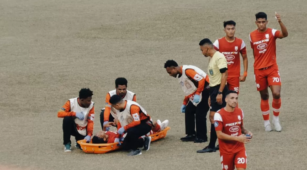 Relawan PMI saat bertugas di laga PSBS Biak vs Persis Solo di Stadion Lukas Enembe Sentani. (CEPOSONLINE.COM/GRATIANUS SILAS)