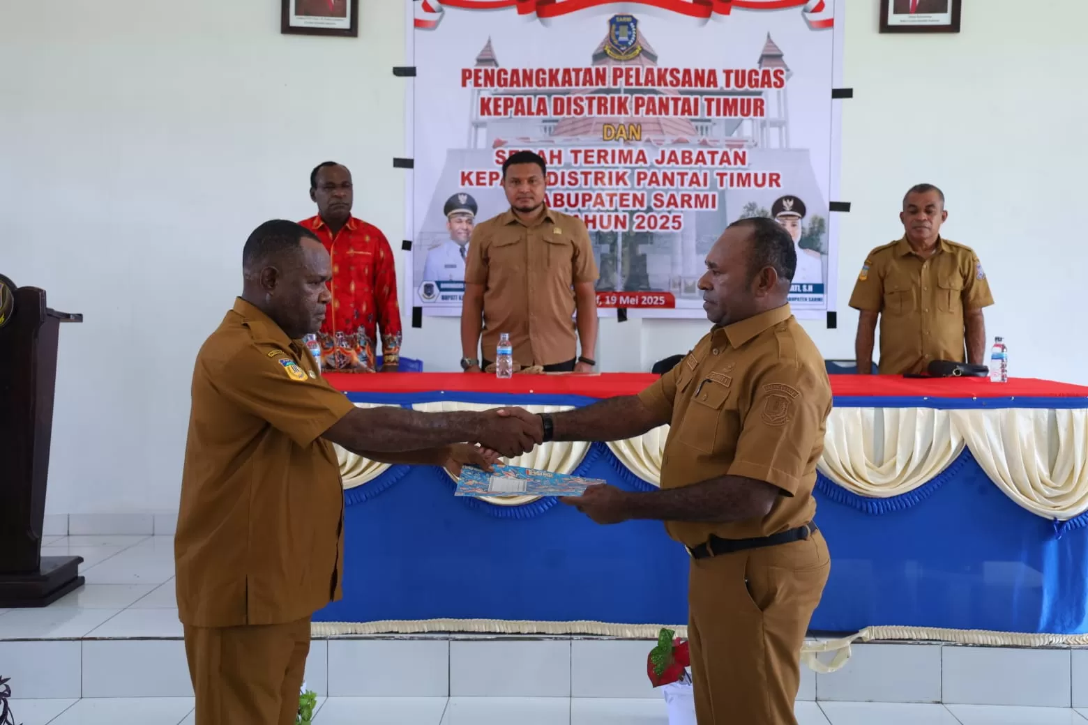 Serah terima jabatan kepala Distrik Pantai Timur. foto: MBOIK/ceposonline.com