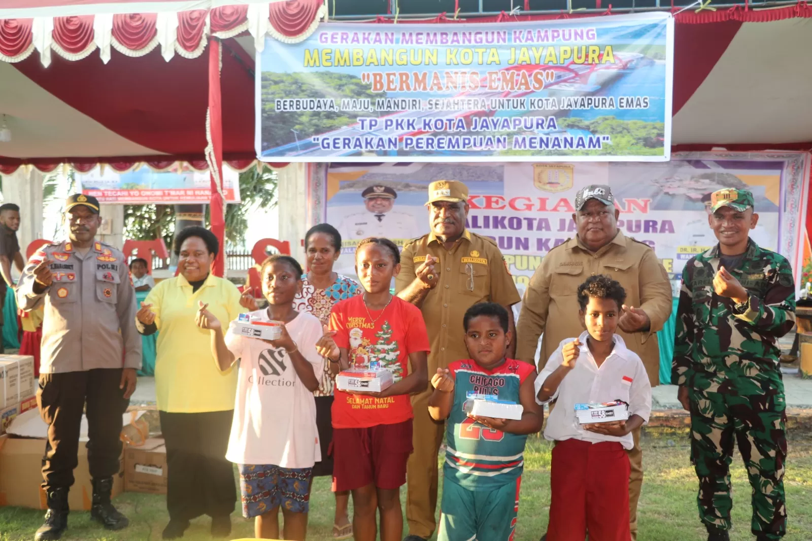 Wali Kota Jayapura, Abisai Rollo didampingi Ketua PKK serta jajaran dan pimpinan Forkopimda saat pose bersama anak-anak Kampung Skouw Sae, Selasa (20/5). TAKIM/Ceposonline.com