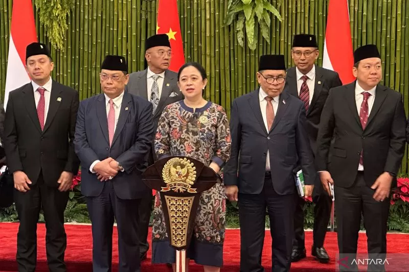 Ketua DPR RI Puan Maharani (tengah) ditemani sejumlah anggota dewan saat memberikan keterangan usai bertemu dengan Perdana Menteri China Li Qiang di kompleks parlemen, Senayan, Jakarta, Minggu (25/5) ((Ceposonline.com/ANTARA/Rio Feisal))