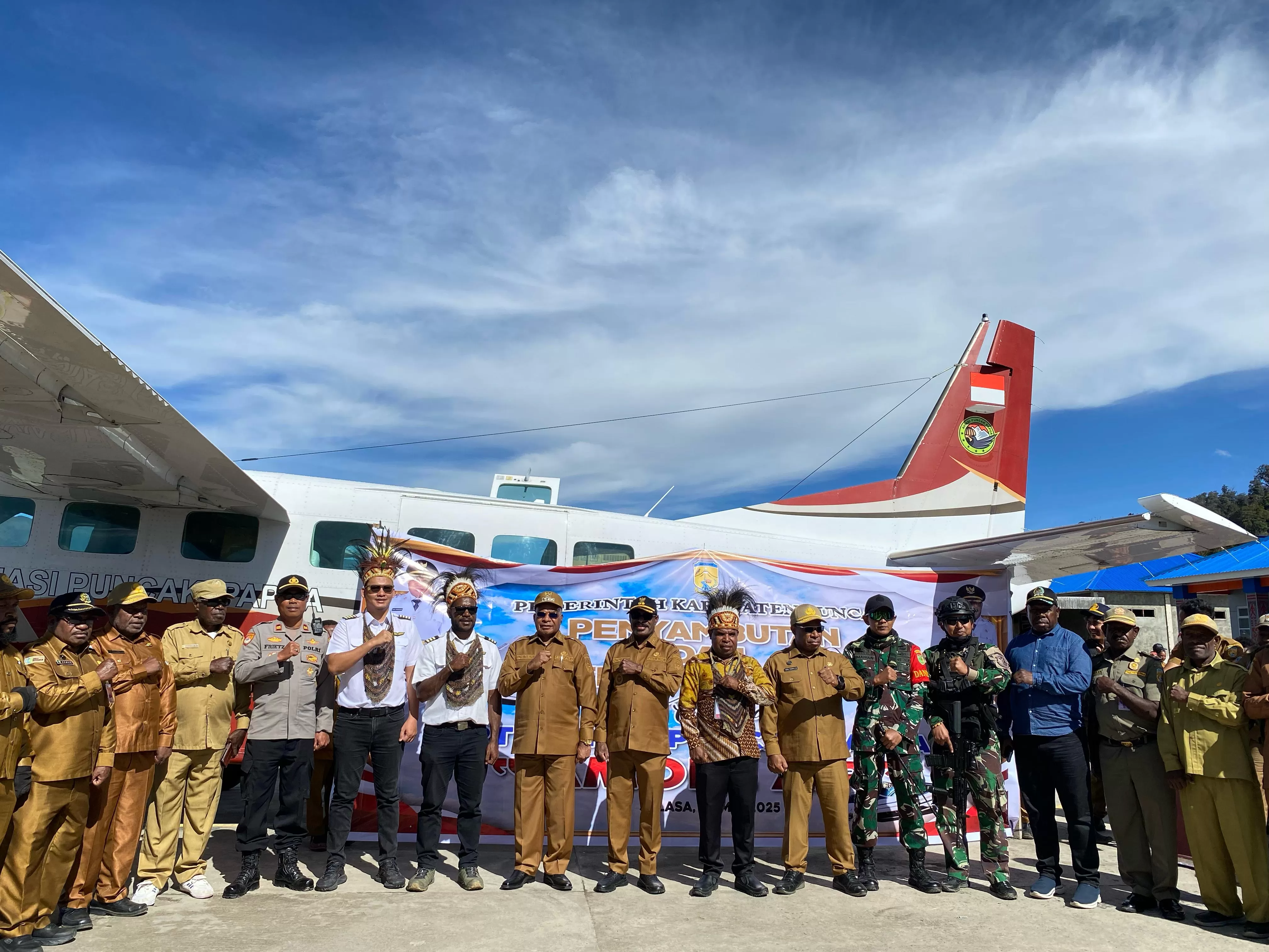 Foto bersama Bupati Puncak, Elvis Tabuni, Wabup Puncak, Naftali Akwal, Plt. Sekda Puncak, Nenu Tabuni, Perwakilan Kapolres Puncak, Dandim 1717 (CEPOSONLINE.COM/THERESIA F. TEKEGE) 