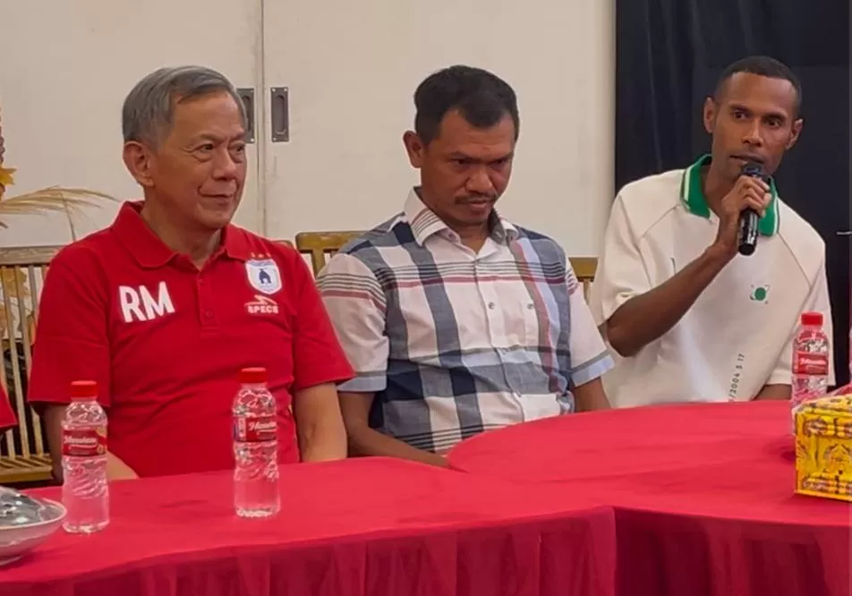 Ruben Sanadi (kanan) saat diperkenalkan sebagai pemain anyar Persipura. (CEPOSONLINE.COM/AMALIA EKA)