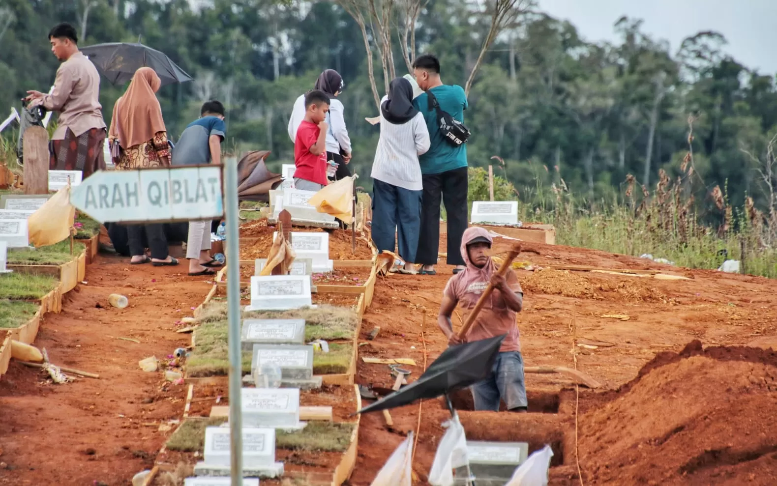 Seorang penggali kubur ketika membuat liang disela-sela kunjungan warga Kota Jayapura yang sedang berziarah di Pemakaman Umum Buper Waena belum lama ini. (CEPOSONLINE/GAMEL)