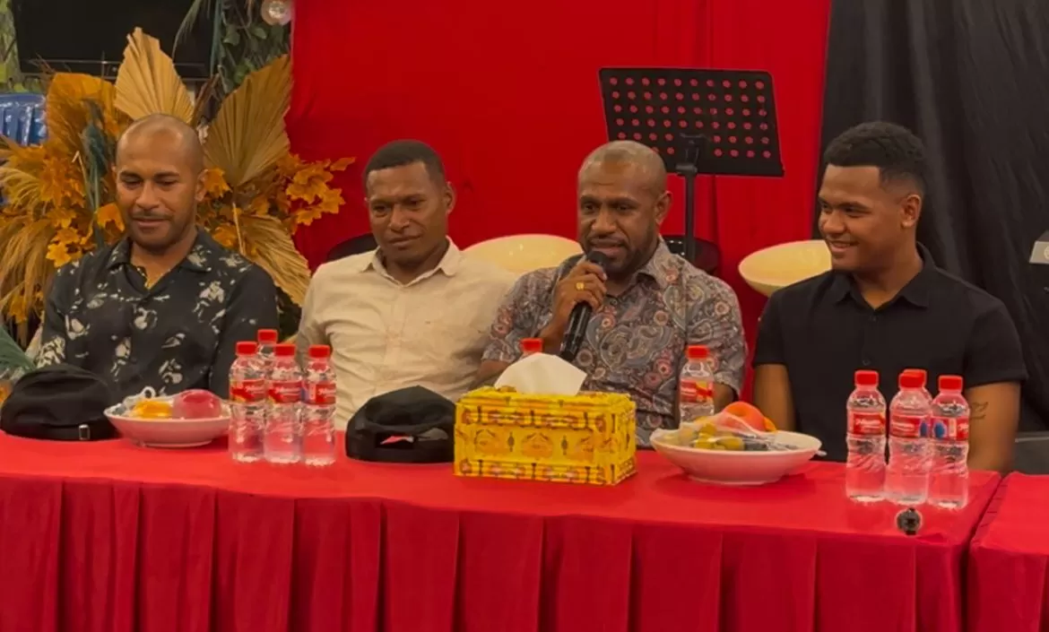 Boaz Solossa (tengah) bersama Ramai Rumakiek (kanan), Ian Louis Kabes (kiri), dan Yustinus Pae (kedua dari kiri) saat dikonfirmasi berseragam Persipura musim depan. (CEPOSONLINE.COM/AMALIA EKA)