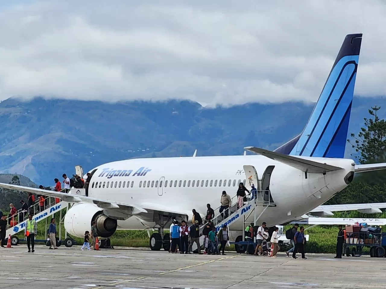 Pesawat Trigana Air Service saat menurunkan penumpang di Bandara Wamena, Jumat (30/5/2025). (Ceposonline.com/Deny Tonjau)