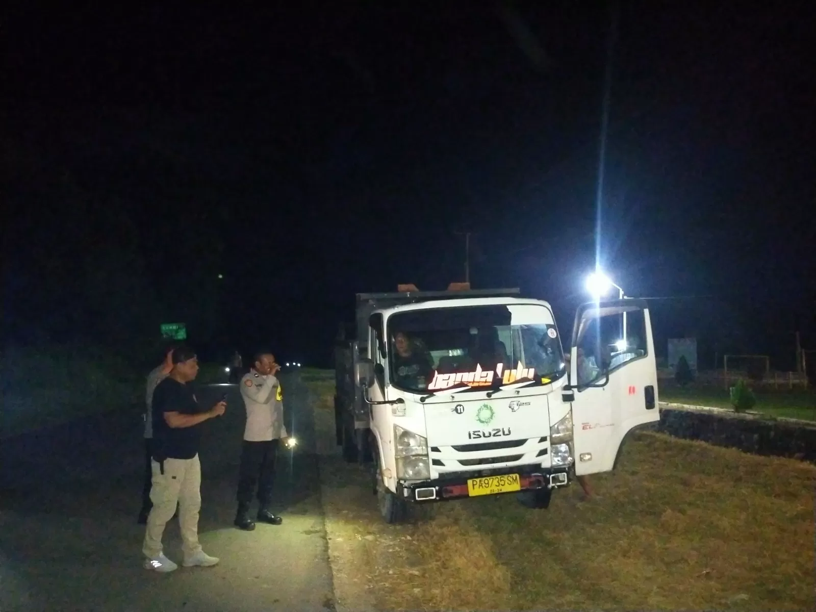 Razia kendaraan yang dilakukan oleh polres Sarmi di lintasan Jalan Sarm-Jayapura untuk mencegah pelaku kasus pembunuhan melarikan diri ke luar wilayah Sarmi. MBOIK/ceposonline.com