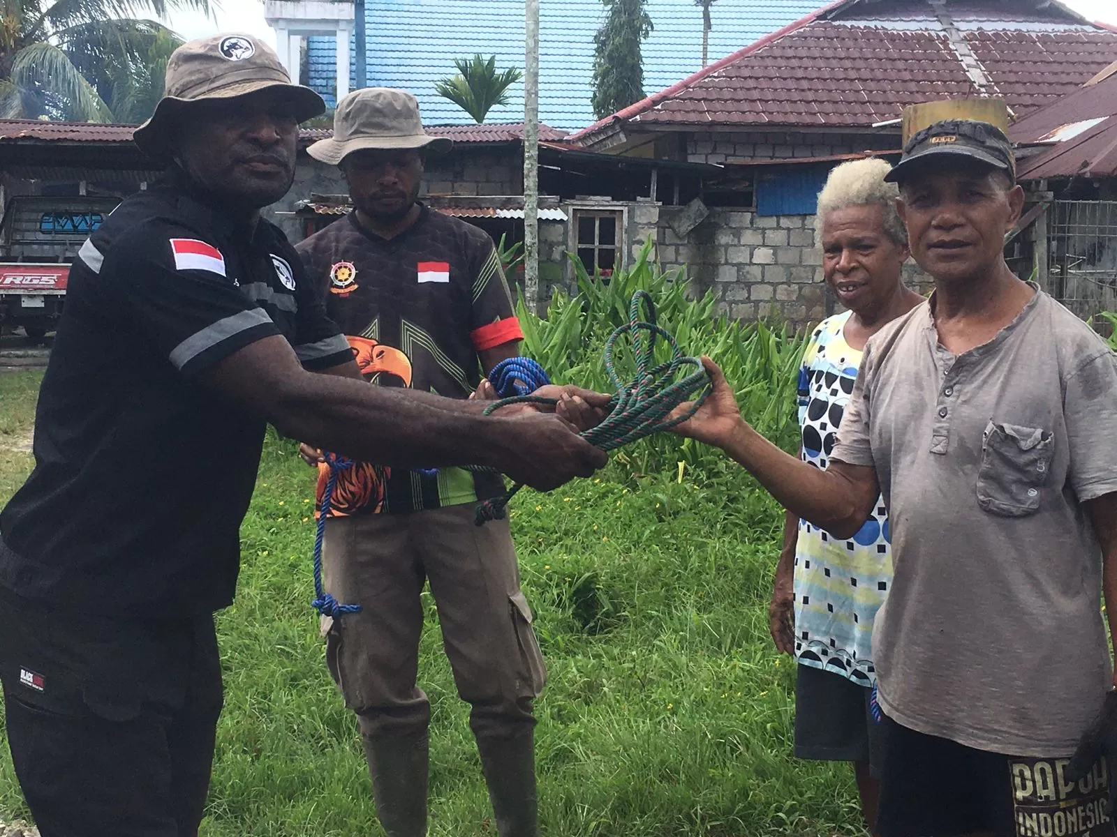 Satuan polisi pamong praja membagikan tali nilon kepada para peternak, Jumat (30/5). foto: MBOIK/Ceposonline.com