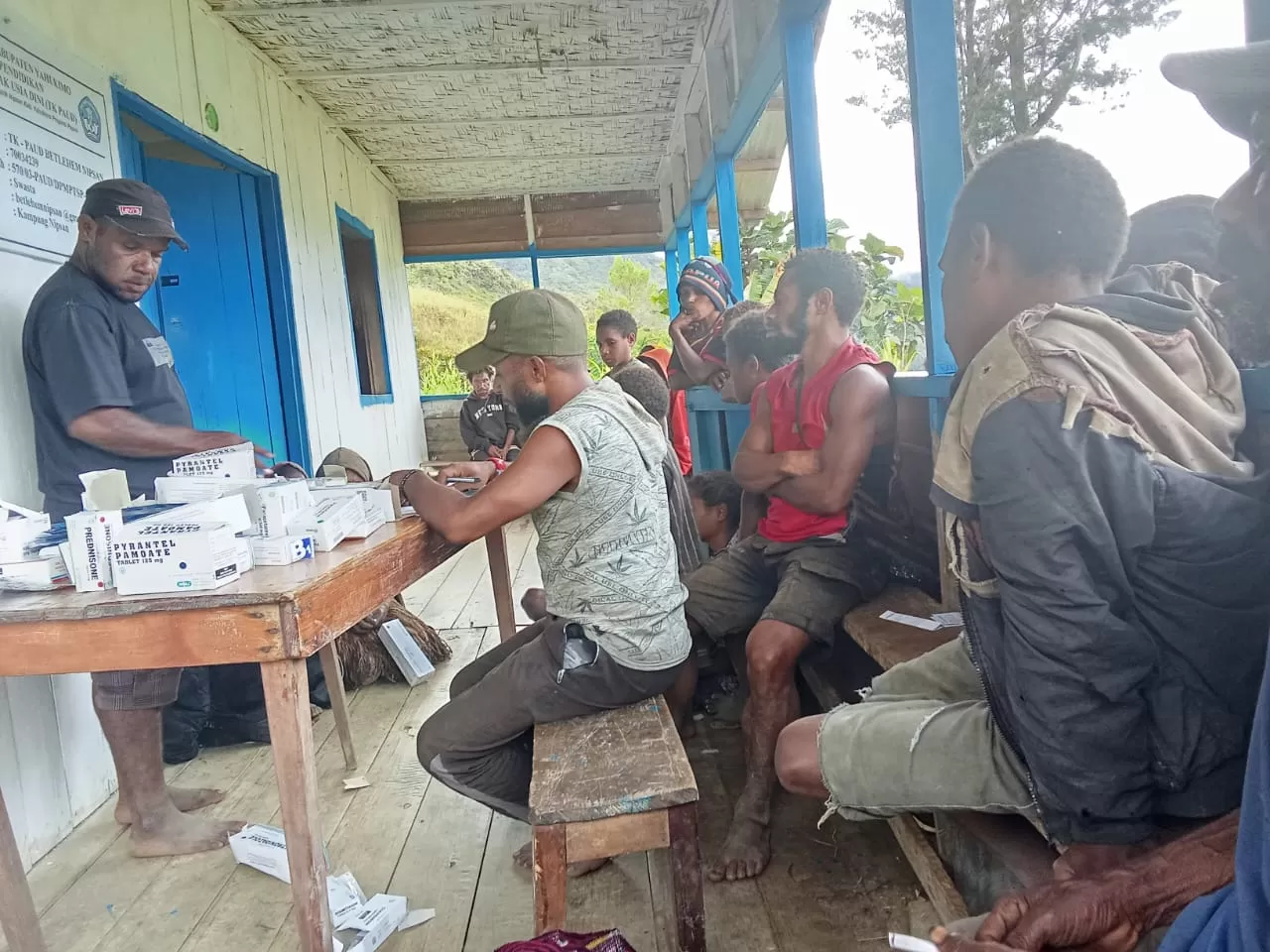 Tim medis Dinkes Yahukimo melakukan pelayanan kesehatan di Distrik Nipsan, Kabupaten Yahukimo pada Mei lalu. (CEPOSONLINE.COM/PEMDA YAHUKIMO)