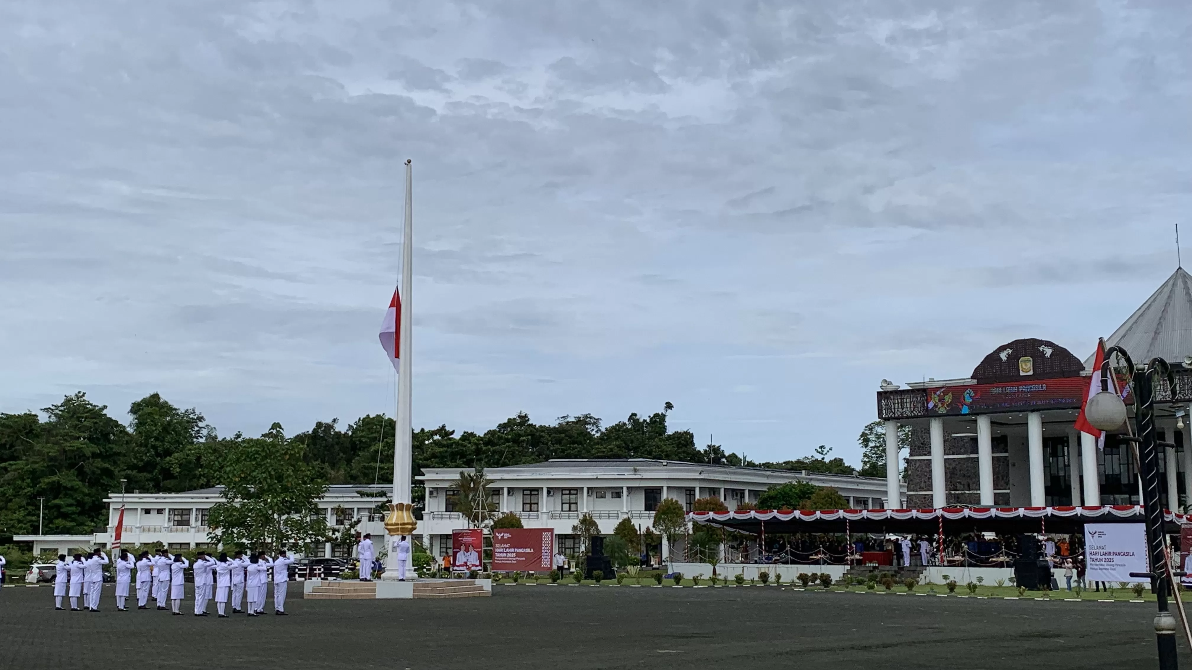 Suasana upacara peringatan Hari Lahir Pancasila di pelataran kantor Pusat Pemerintahan Kabupaten Mimika, Senin (2/6/2025), (Foto: Cenderawasih Pos/Moh. Wahyu Welerubun).