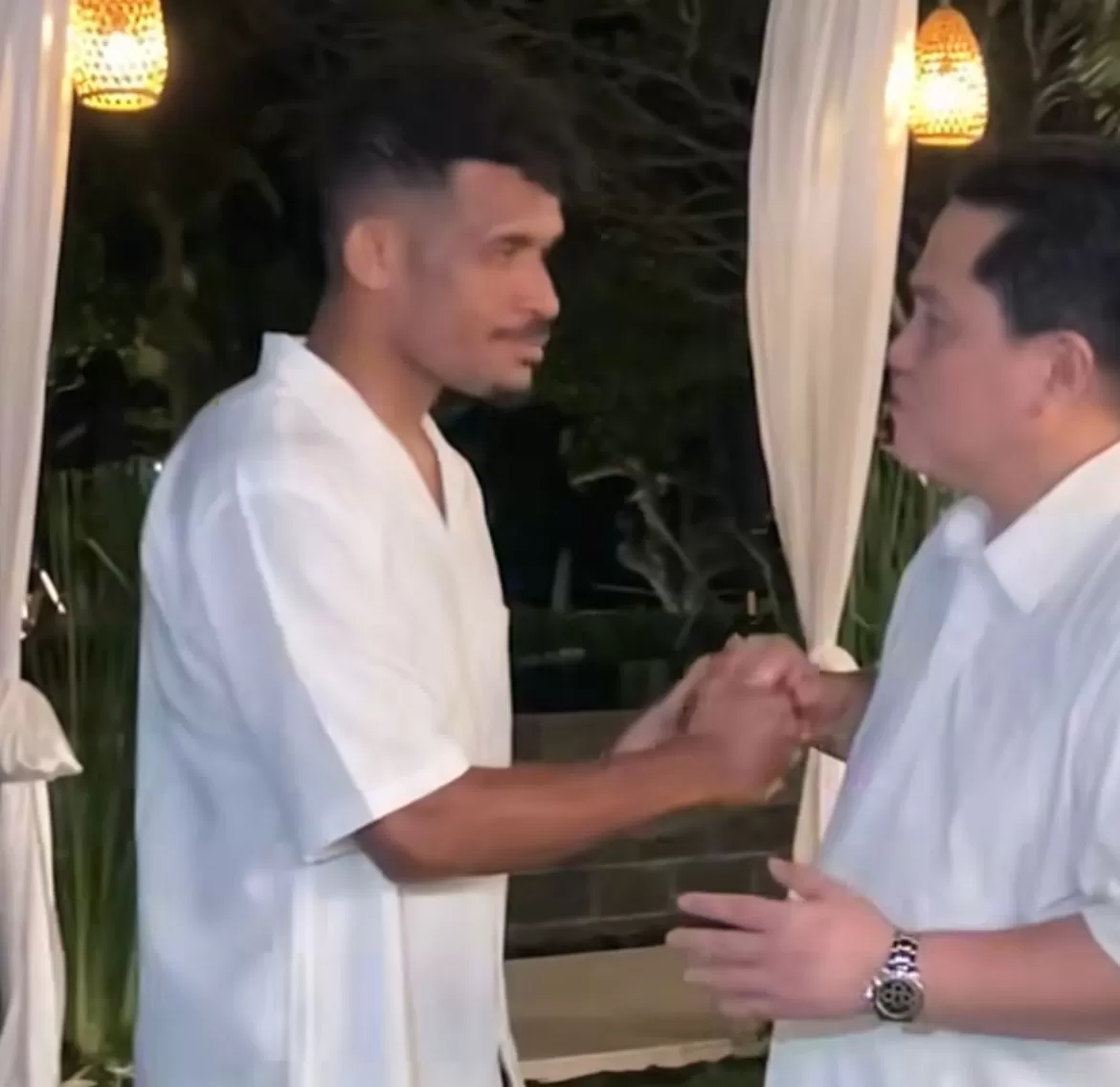 Ketua Umum PSSI, Erick Thohir (kanan) saat berjabat tangan denga punggawa Timnas Indonesia, Ricky Kambuaya (kiri). (Tangkapan Layar Instagram Erick Thohir)