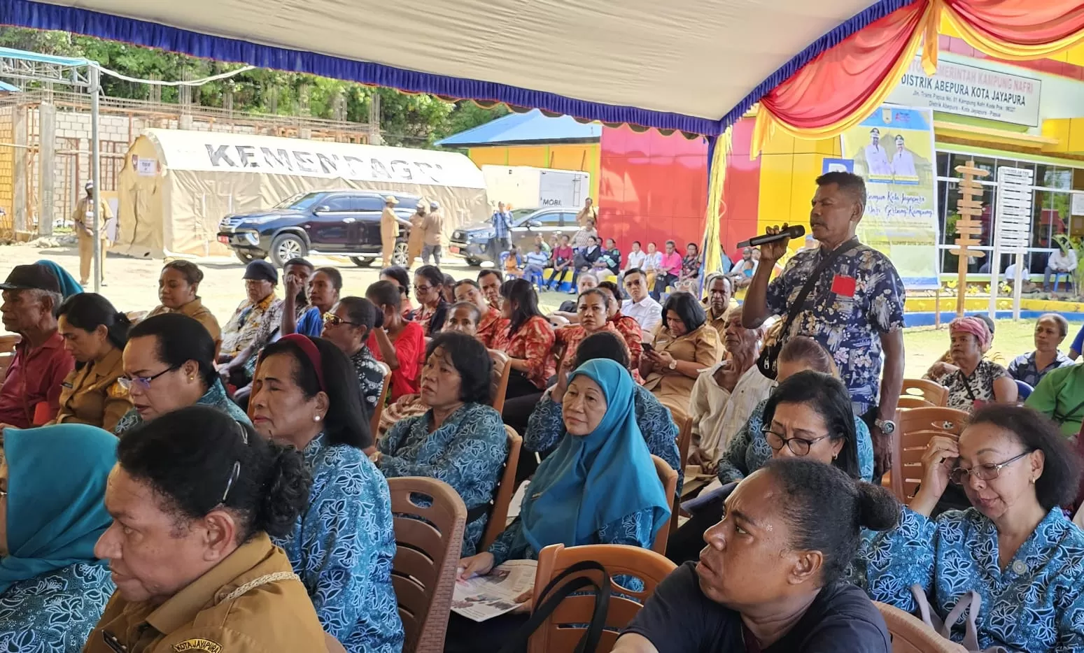 Salah Satu warga Kampung Nafri, Zakarias Hanuebi saat menyampaikan aspirasi pemekaran Kampung Nafri pada tatap muka bersama Wali Kota Jayapura di Kampung Nafri, Senin (2/6)(CEPOSONLINE.COM/HANS PALEN)