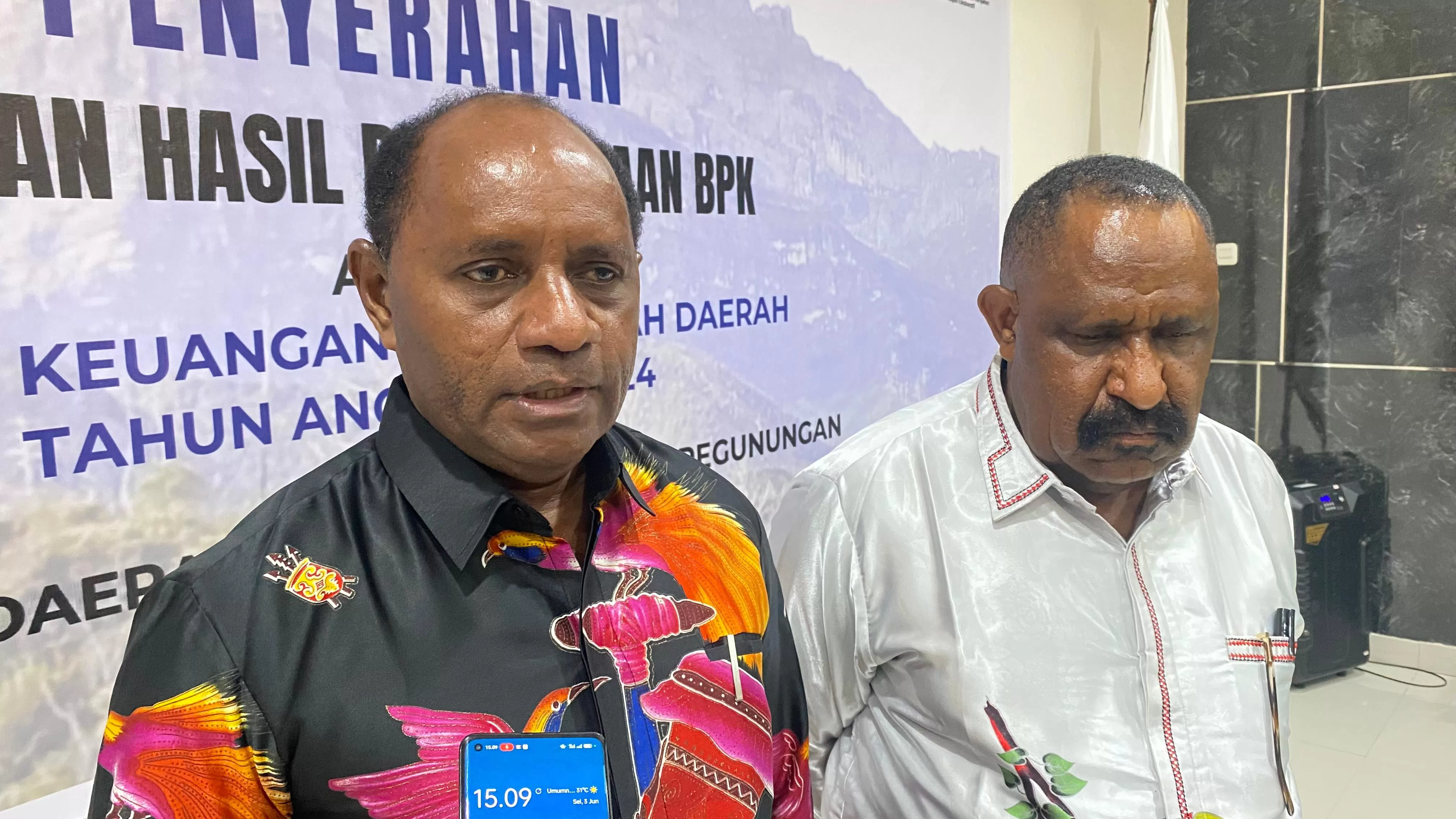 Sekda), Fedy Jitmau, dan Wakil Ketua l DPRK Memberamo Tengah Leonard Doga, saat menerima LHP dari BPK di kantor BPK Kota Jayapura, Selasa (3/6/2025) Jimi/Ceposonline.com